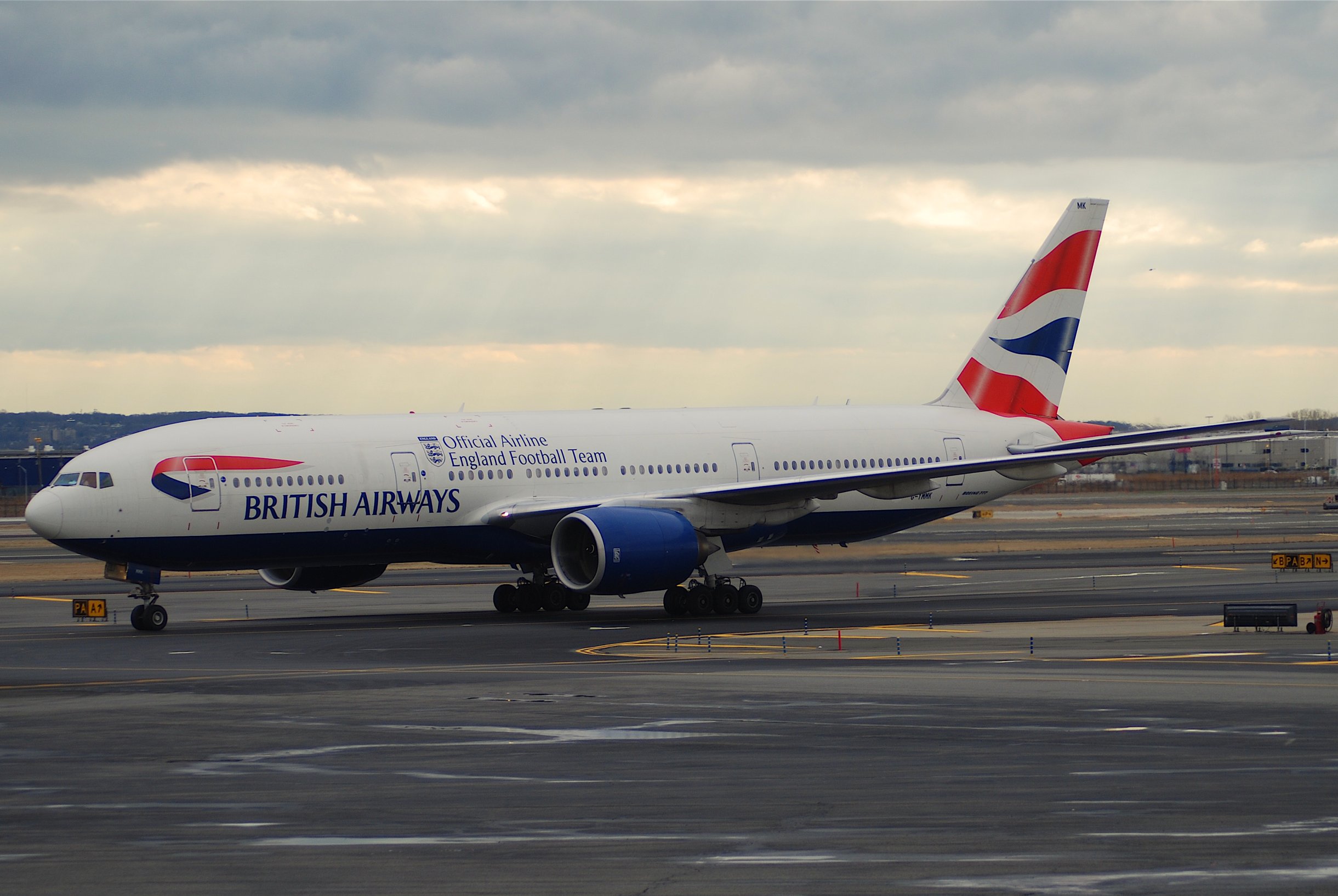 British Airways Boeing 777-236ER, G-YMMK@EWR,07.02.2008-499bi - Flickr - Aero Icarus