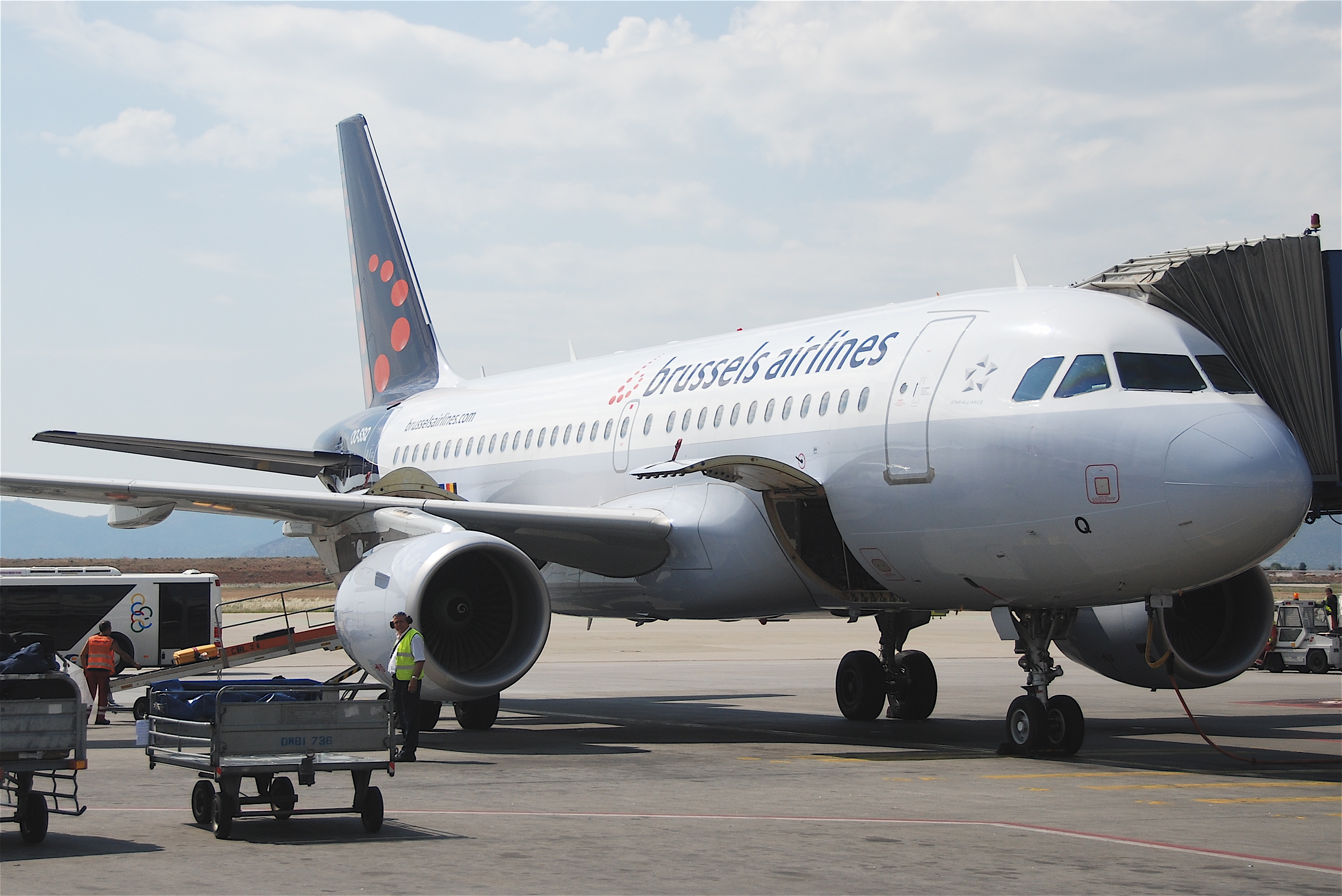 Brussels Airlines Airbus A319-111; OO-SSQ@ATH;12.06.2011 600ay (5833000250)