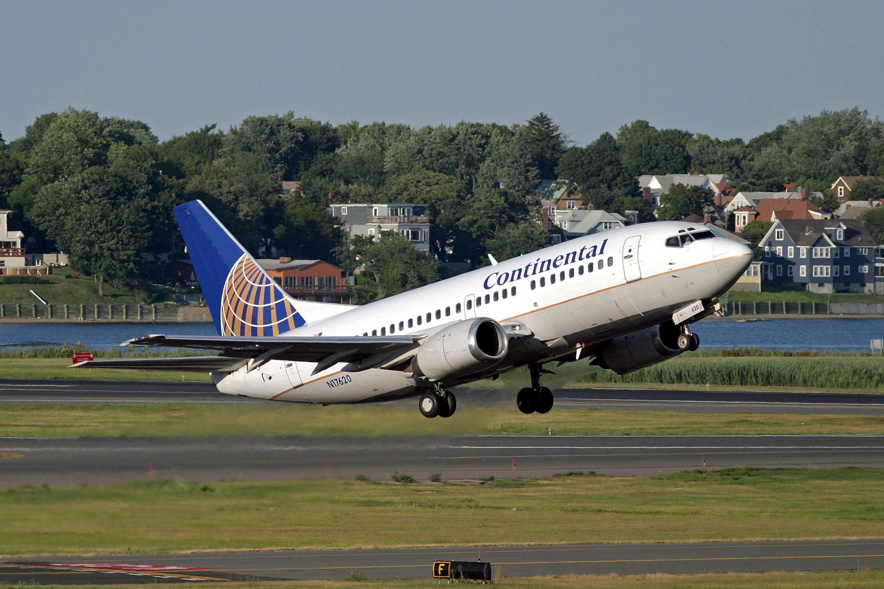 Continental N17620 737