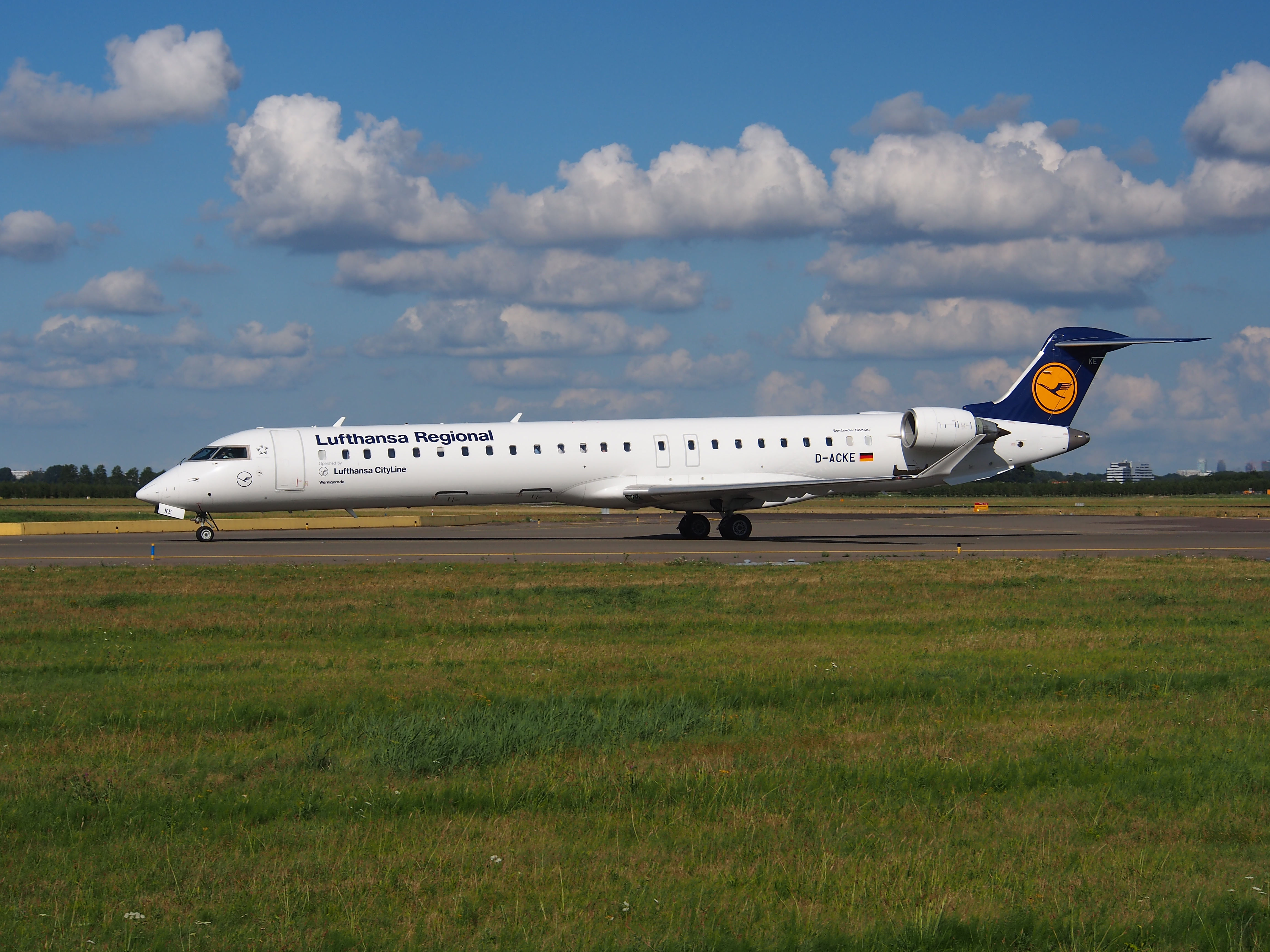 D-ACKE Lufthansa CityLine Canadair CL-600-2D24 Regional Jet CRJ-900LR - cn 15081 taxiing, 25august2013 pic-002