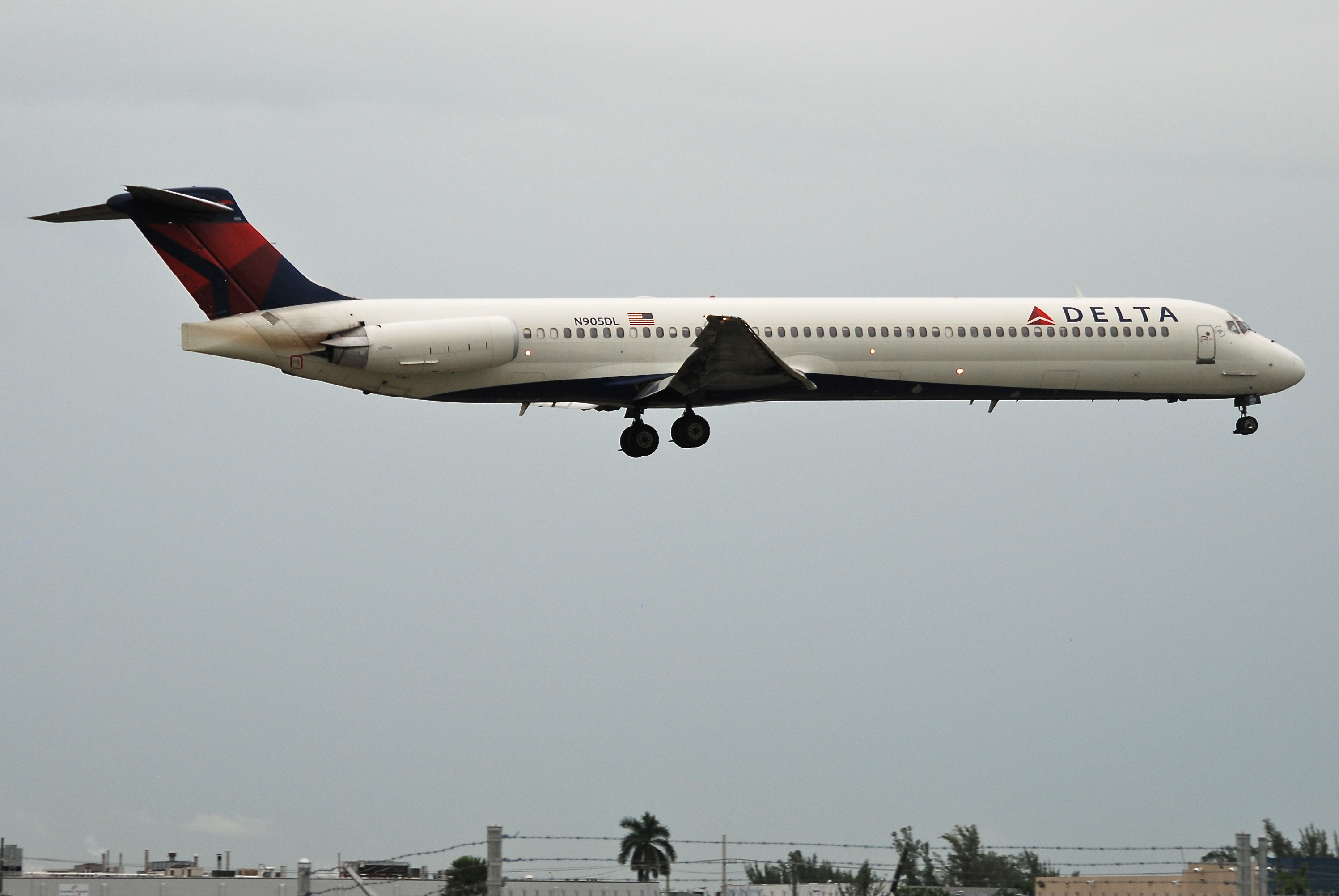 Delta Air Lines MD-88; N905DL@MIA;17.10.2011 626oc (6701671729)