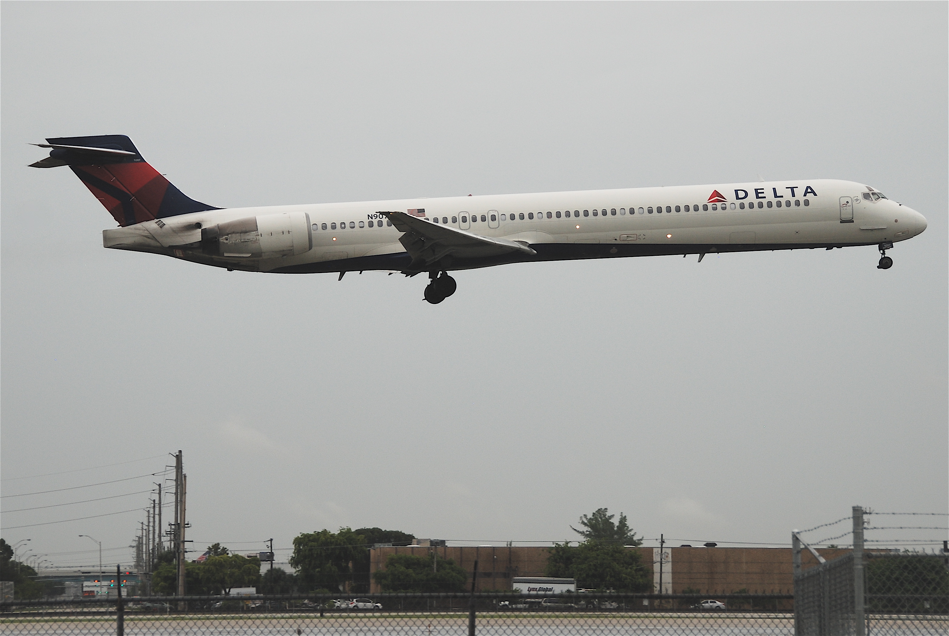 Delta Air Lines MD-90-30; N907DA@MIA;17.10.2011 626fp (6446986267)