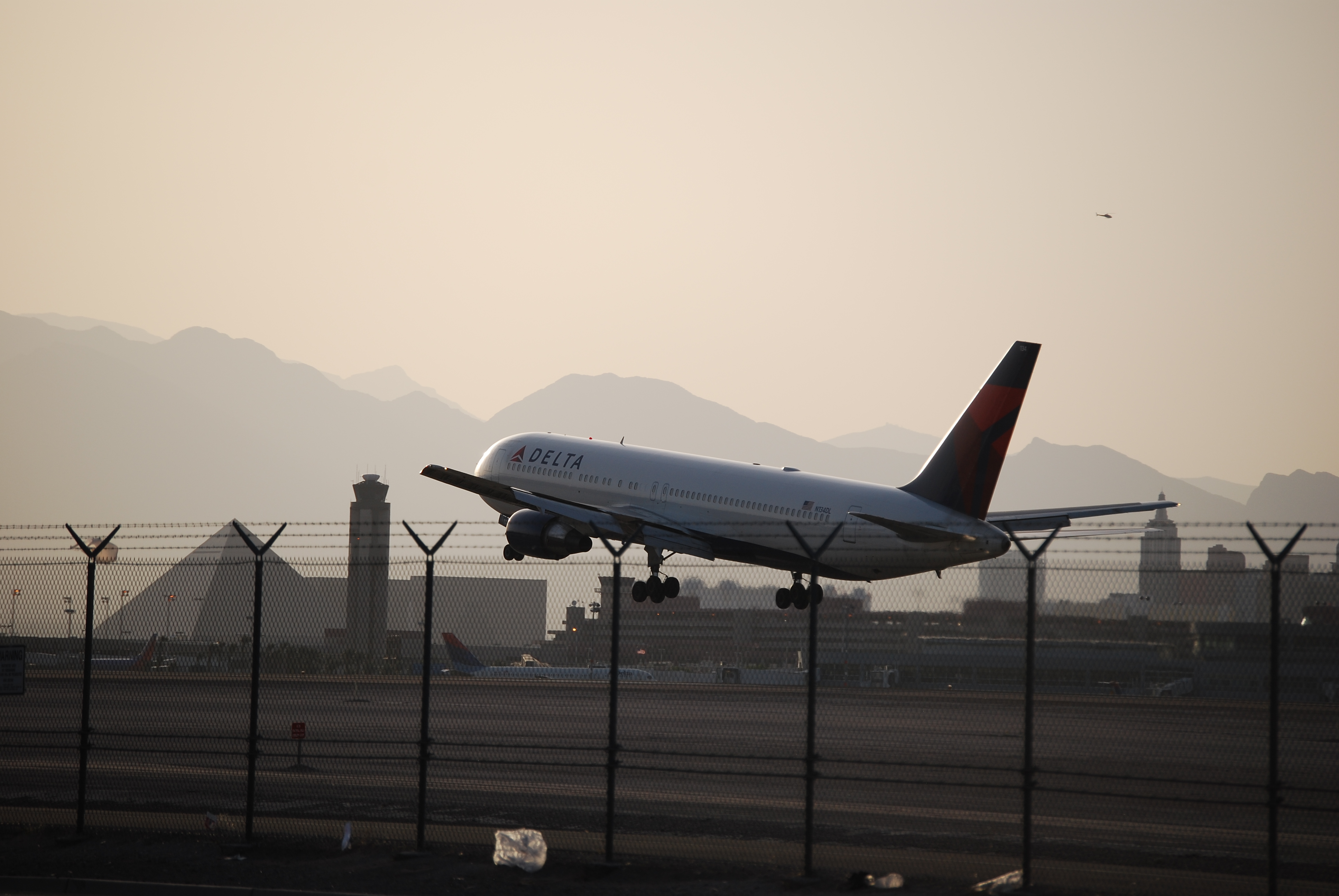 DELTA AIRLINES (2485676746)