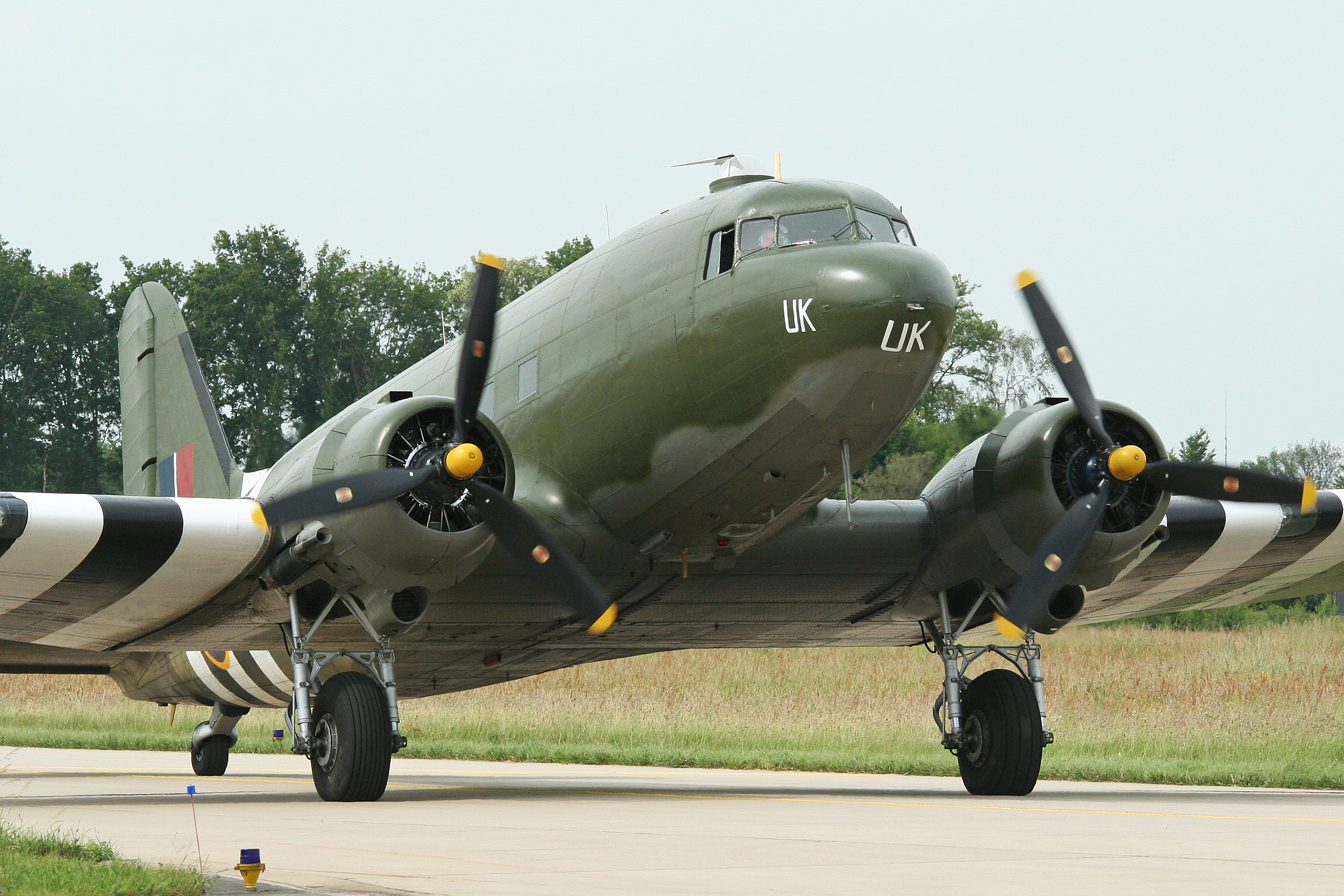 Douglas Dakota III ZA947 UK (9153147919)