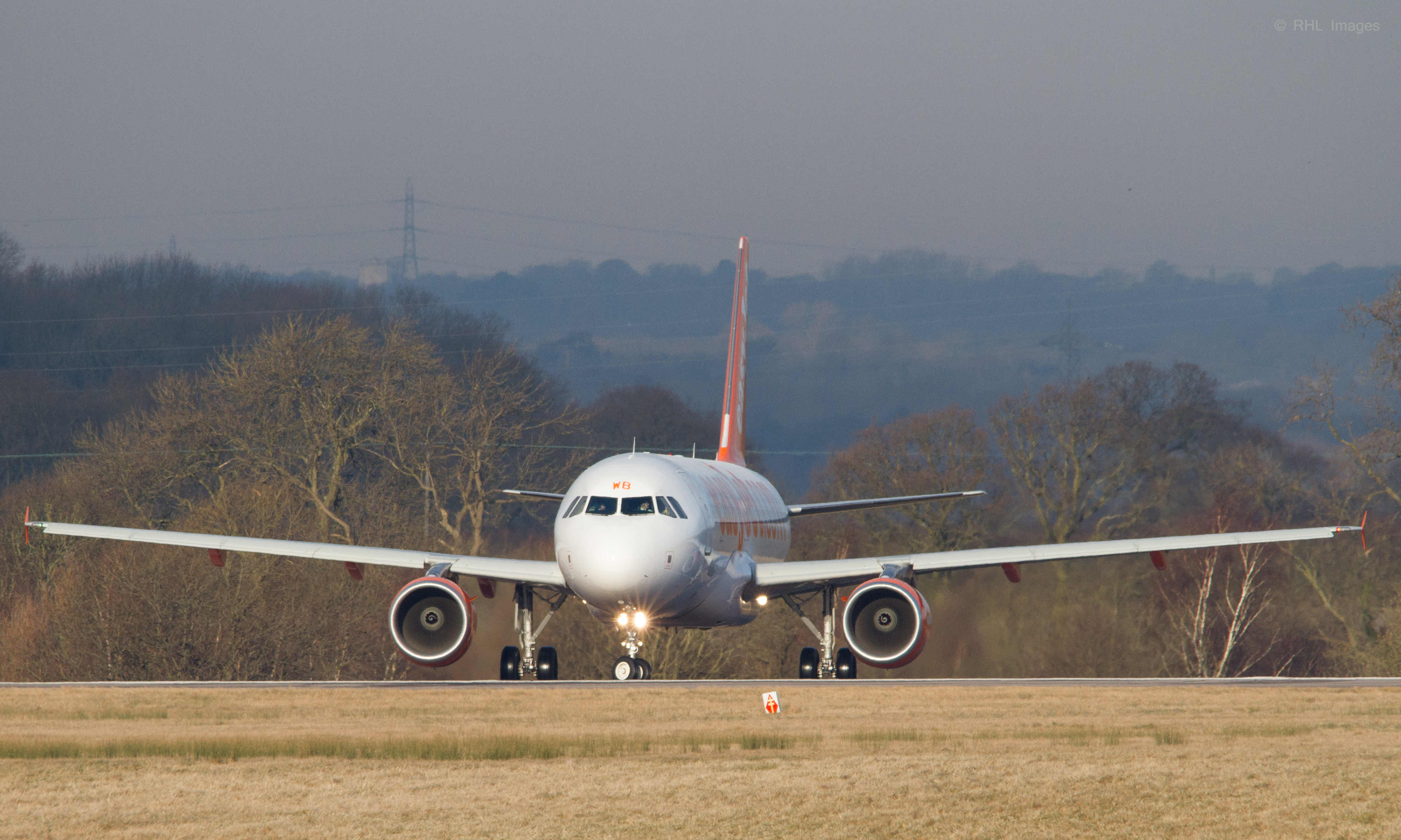 Easy Jet A320-214 G-EZWB (8599554499)