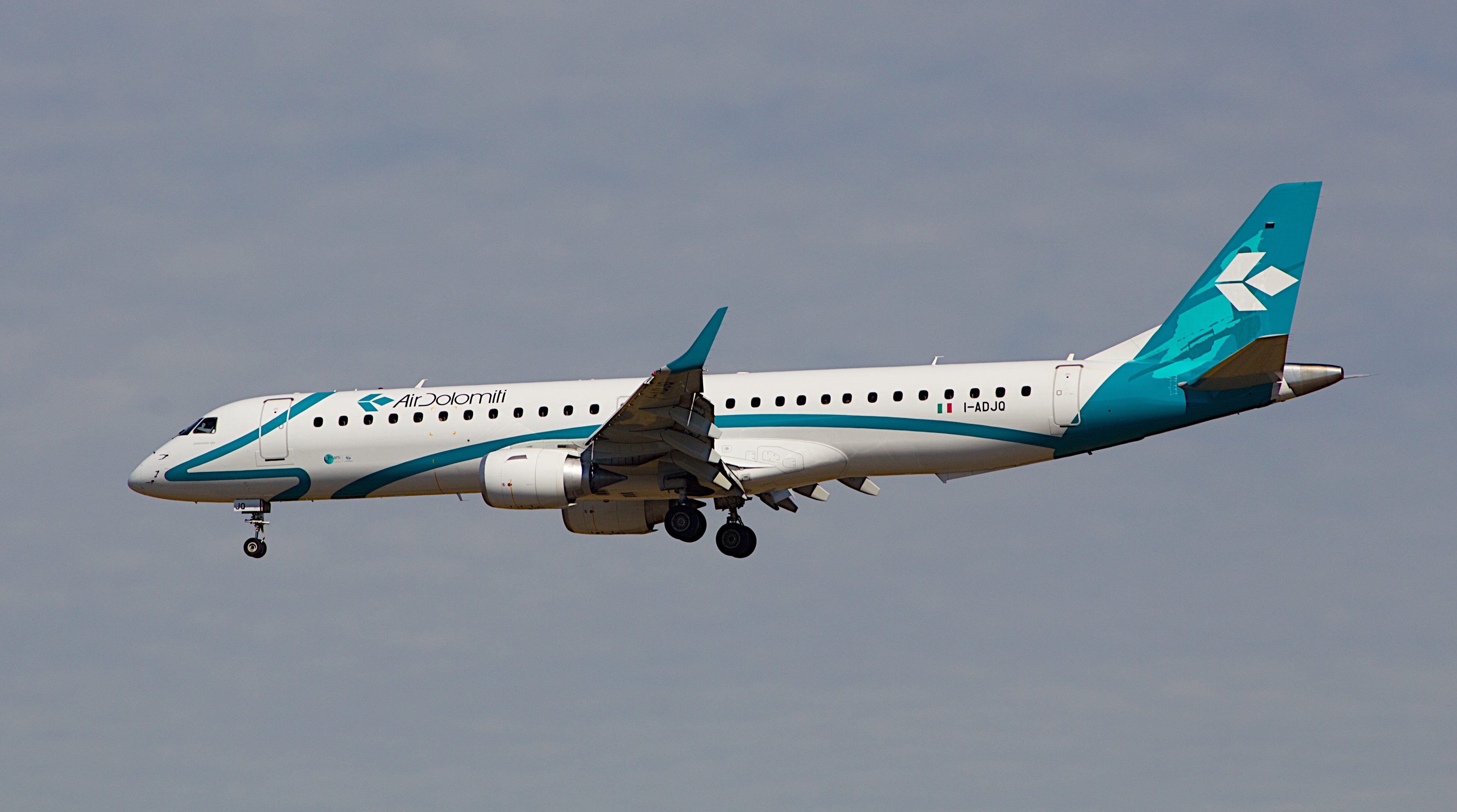 Embraer 195 (9527887353) (3)