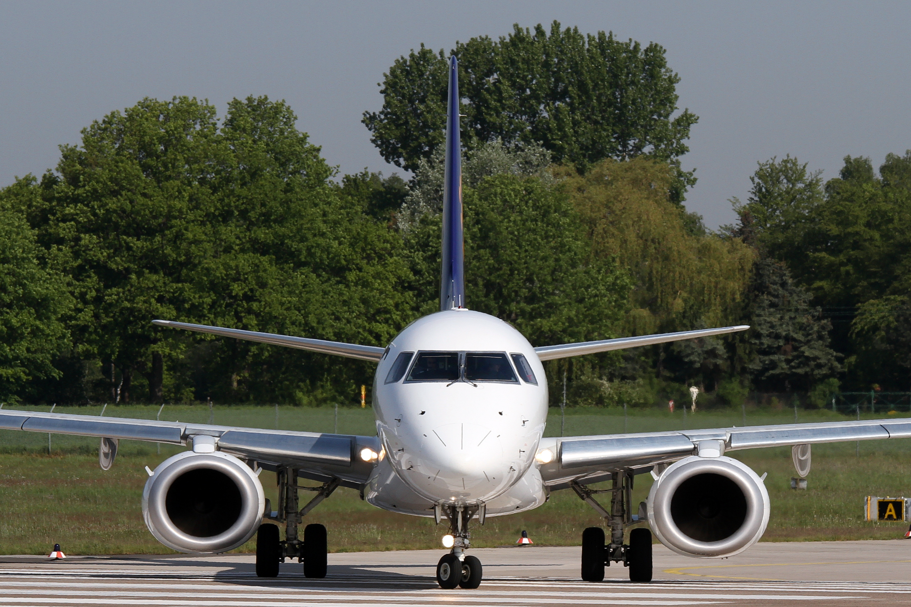 Embraer E-Jet front view IMG 8839X (5695900325)