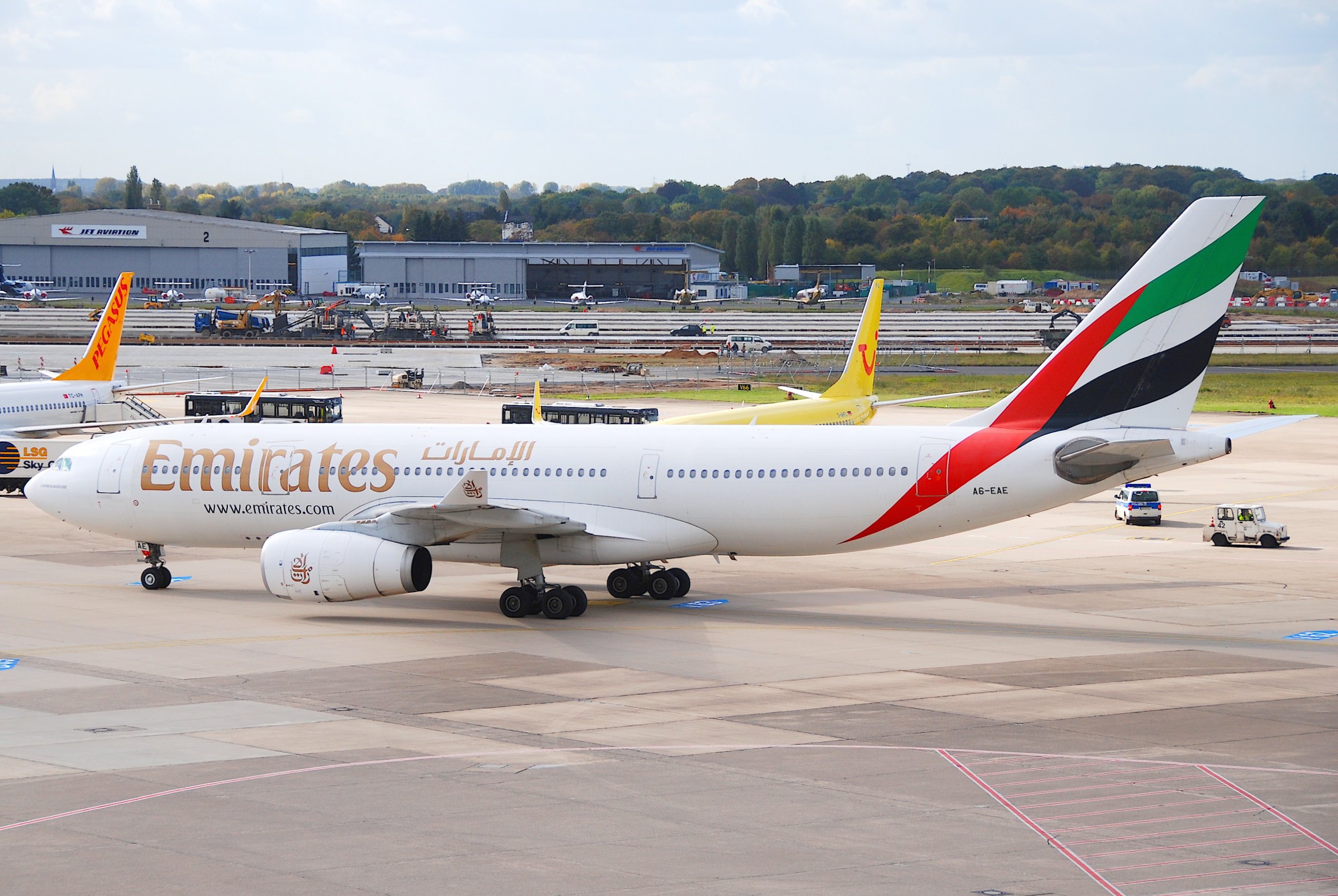 Emirates Airbus A30-243, A6-EAE@DUS,13.10.2009-558kz - Flickr - Aero Icarus