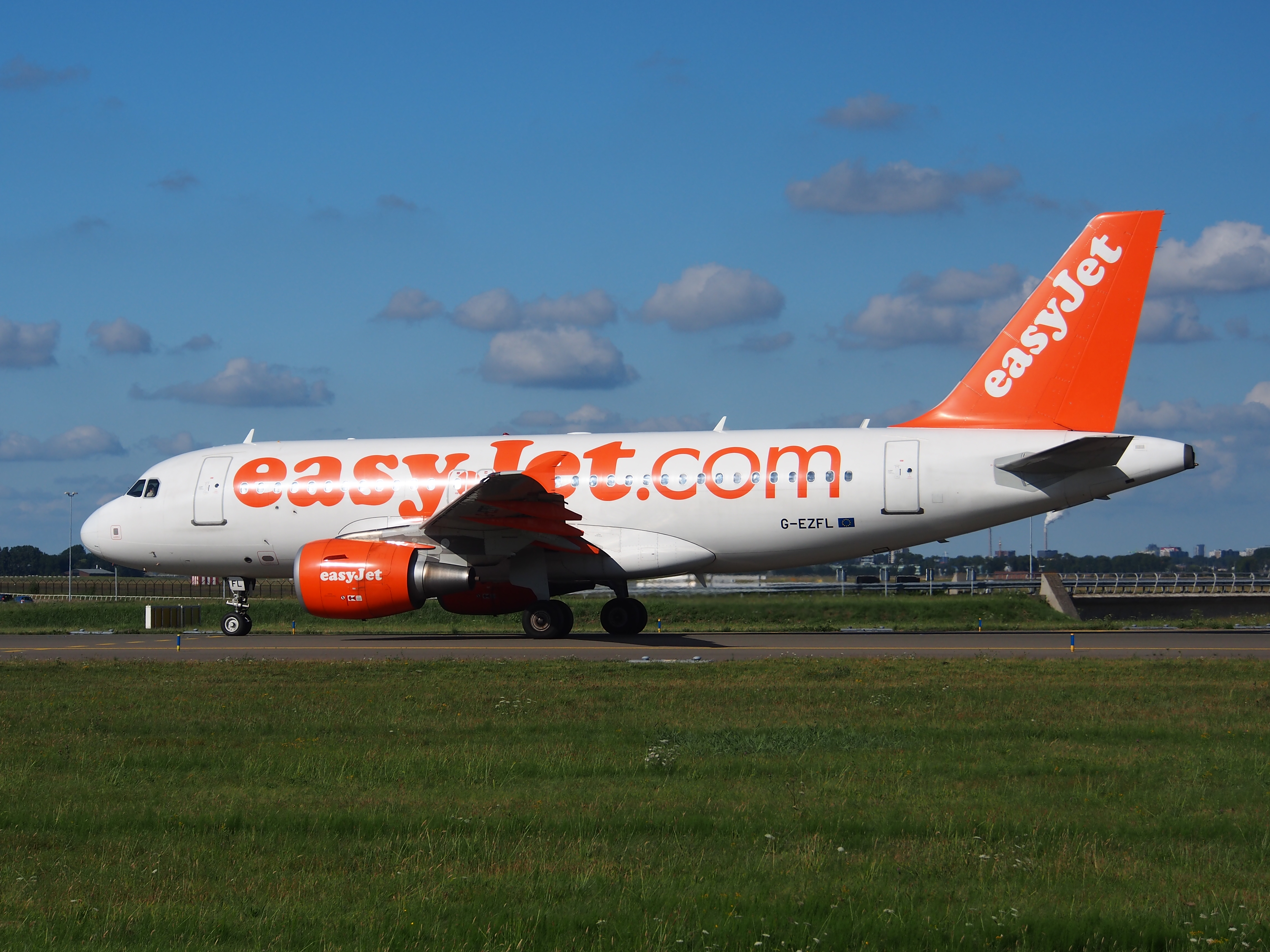 G-EZFL easyJet Airbus A319-111 - cn 4056 taxiing, 25august2013 pic-004