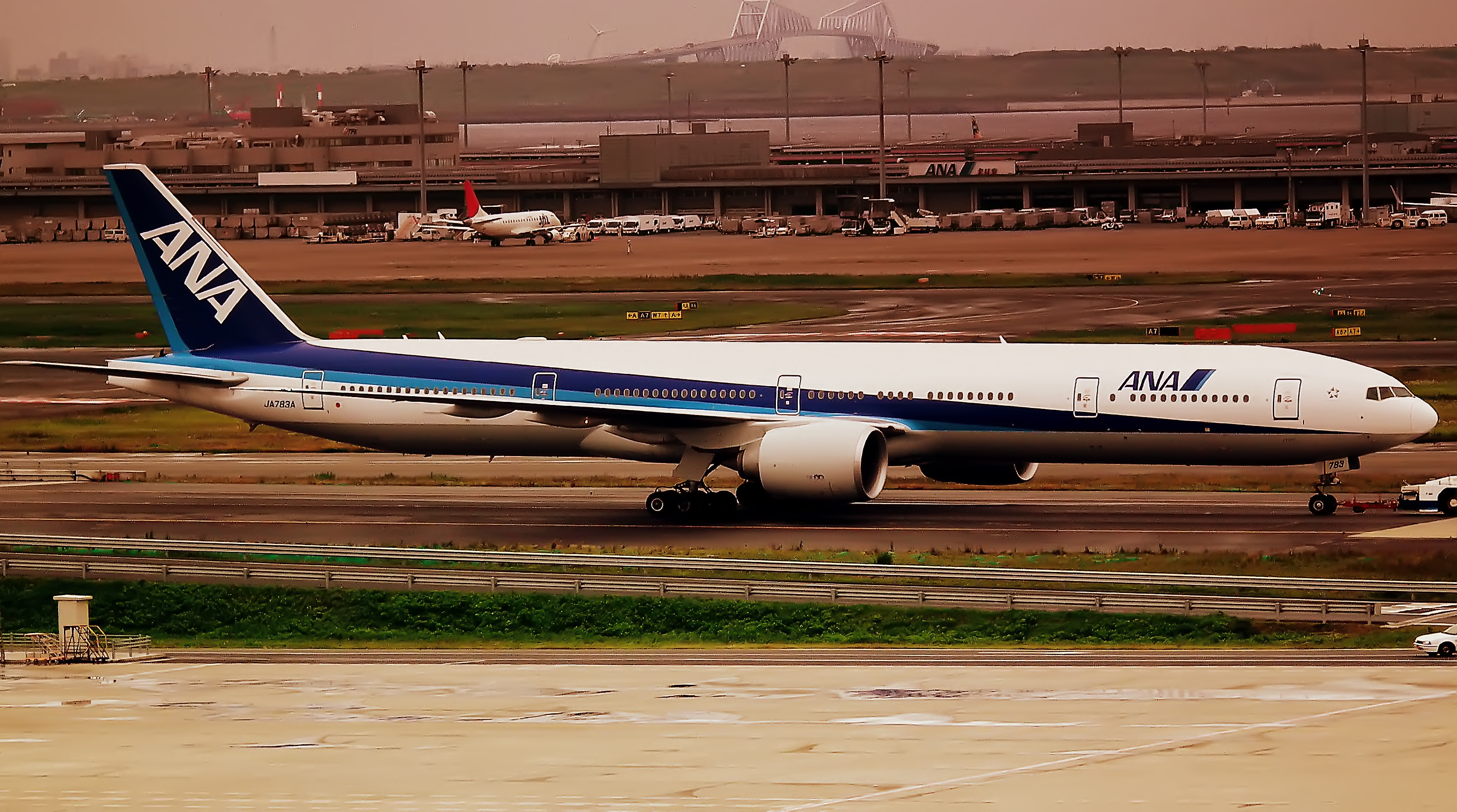 HANEDA AIRPORT TOKYO JAPAN JUNE 2012 (7413603070)