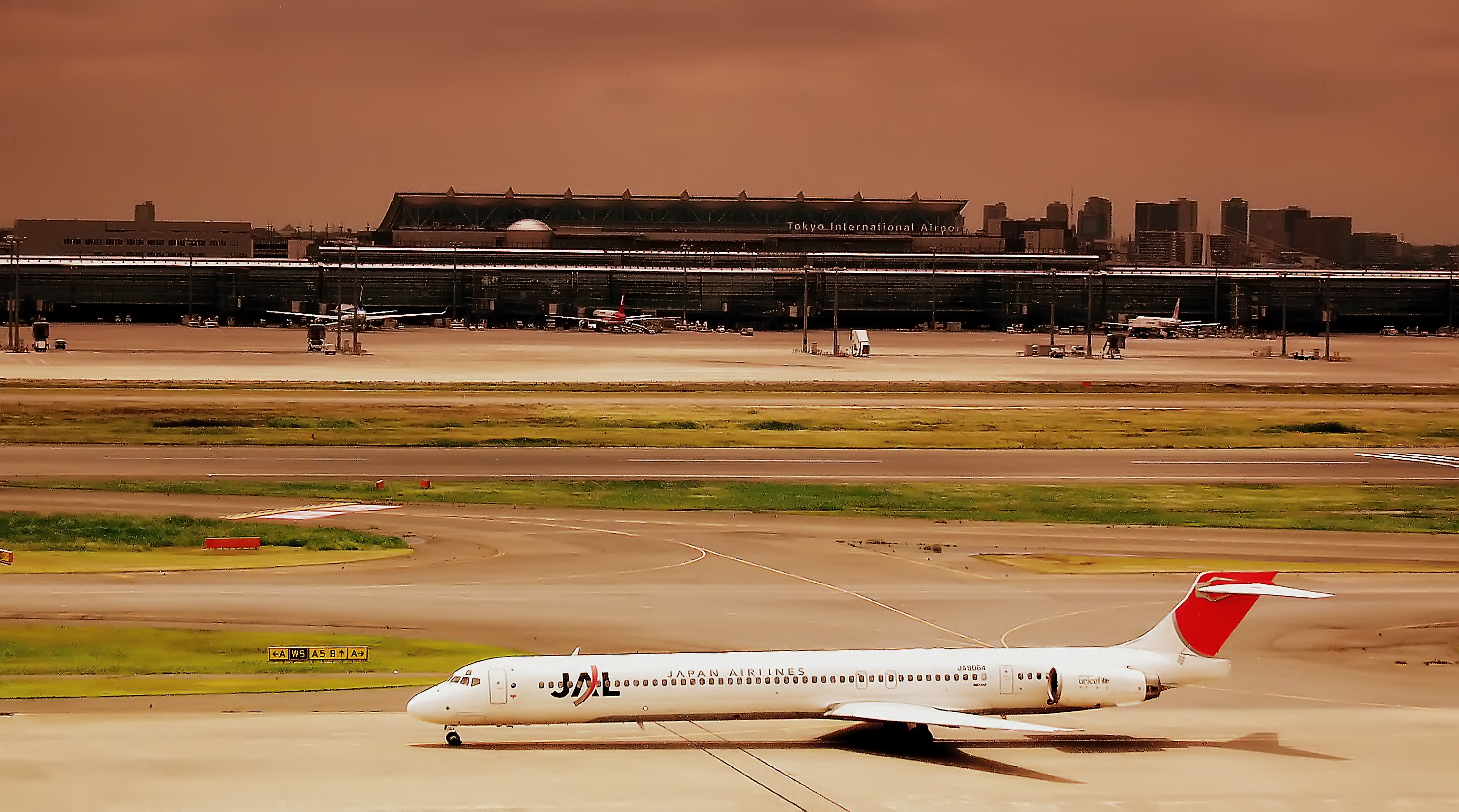 HANEDA AIRPORT TOKYO JAPAN JUNE 2012 (7413660426)