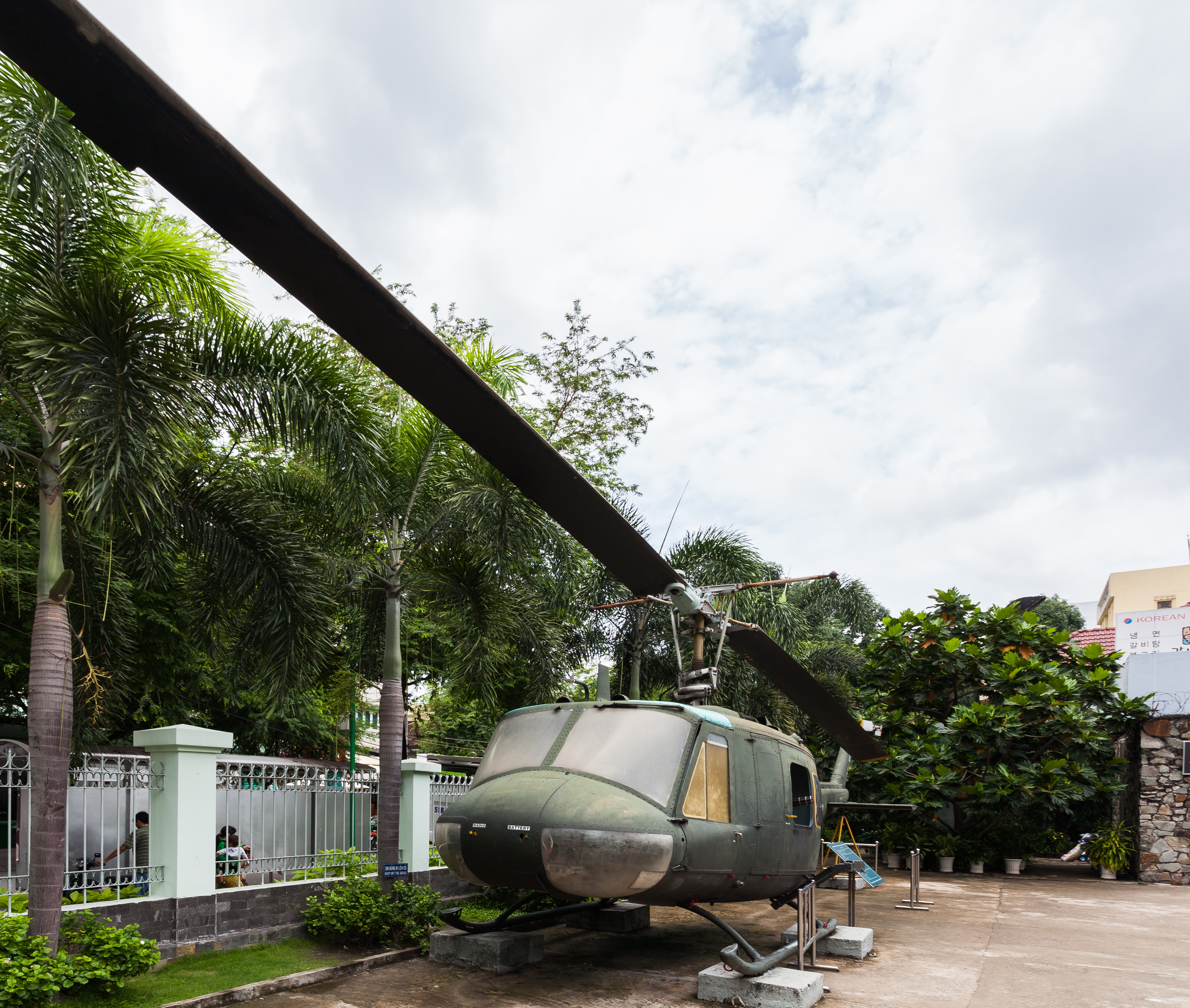 Helicóptero UH-1H Huey, Museo de los Vestigios de la Guerra de Vietnam, Ciudad Ho Chi Minh, Vietnam, 2013-08-14, DD 02