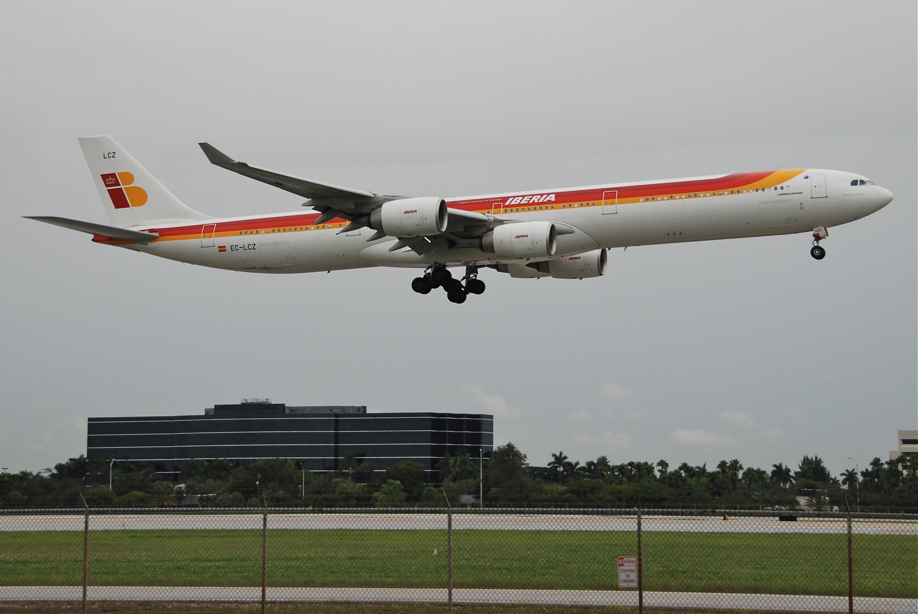 IBERIA Airbus A340-600; EC-LCZ@MIA;17.10.2011 626no (6698056945)
