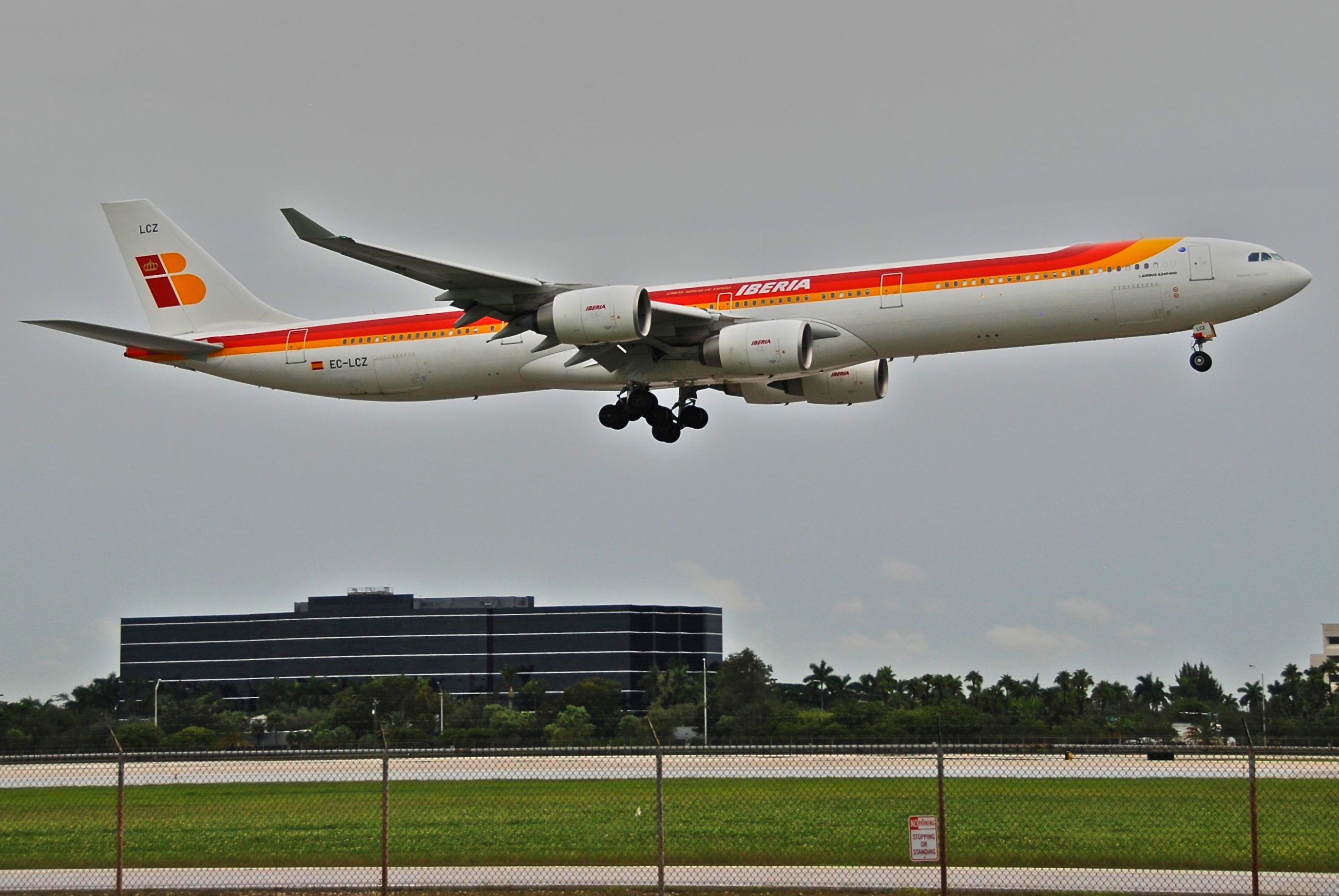 IBERIA Airbus A340-600; EC-LCZ@MIA;17.10.2011 626no (6733034051)