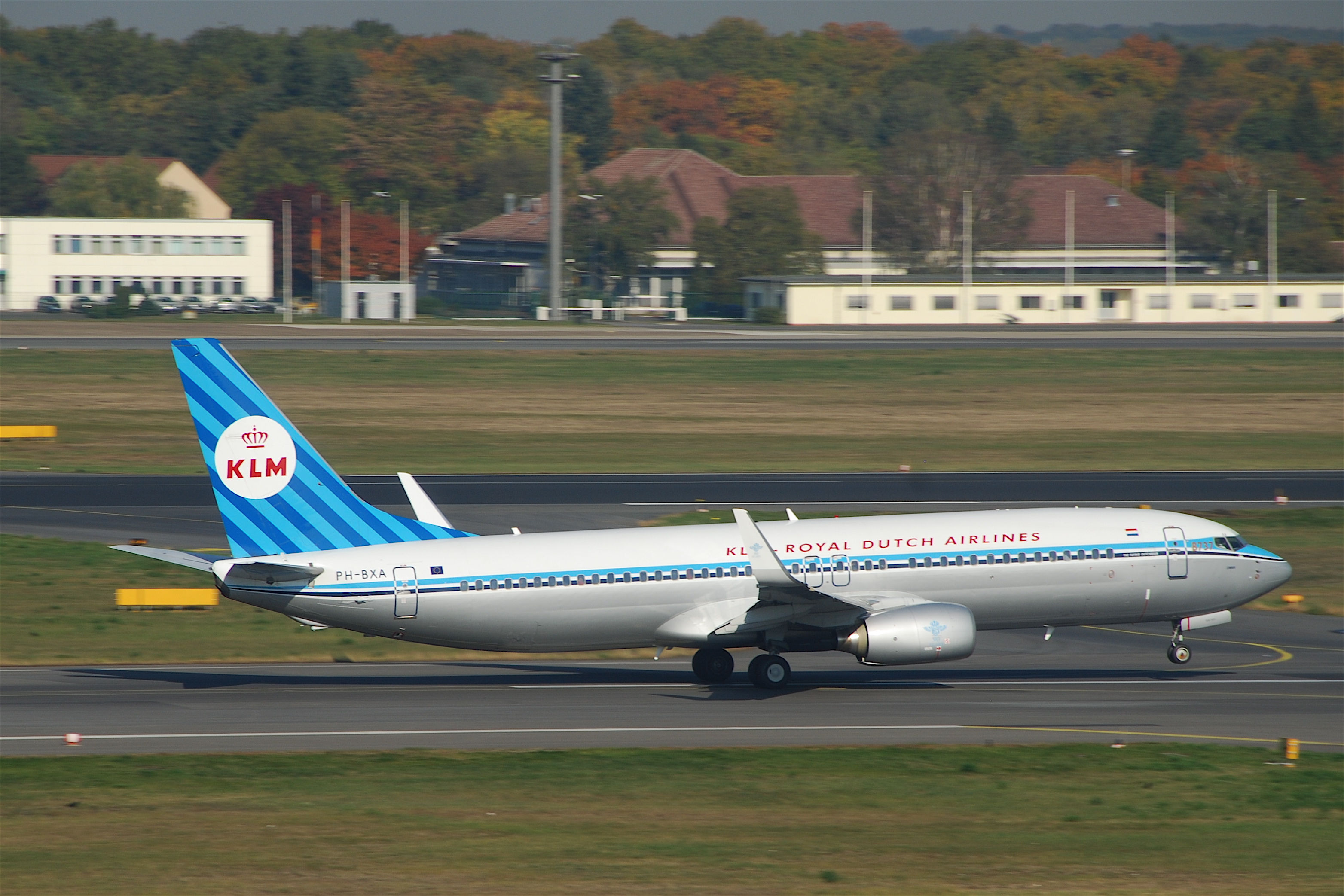 KLM Boeing 737-8K2; PH-BXA@TXL;18.10.2010 588by (5094543471)