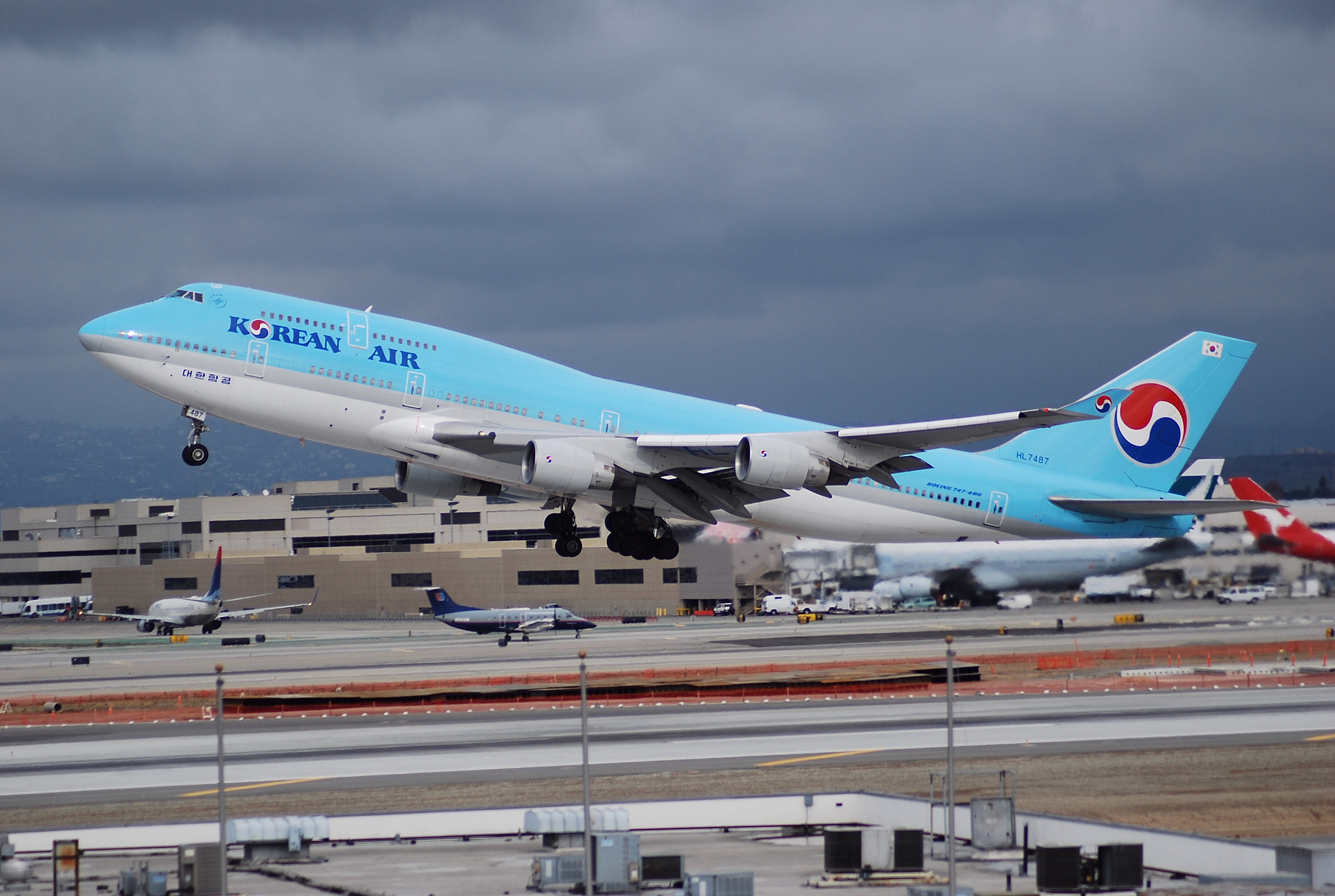 KOREAN AIR 744 (2224964547)