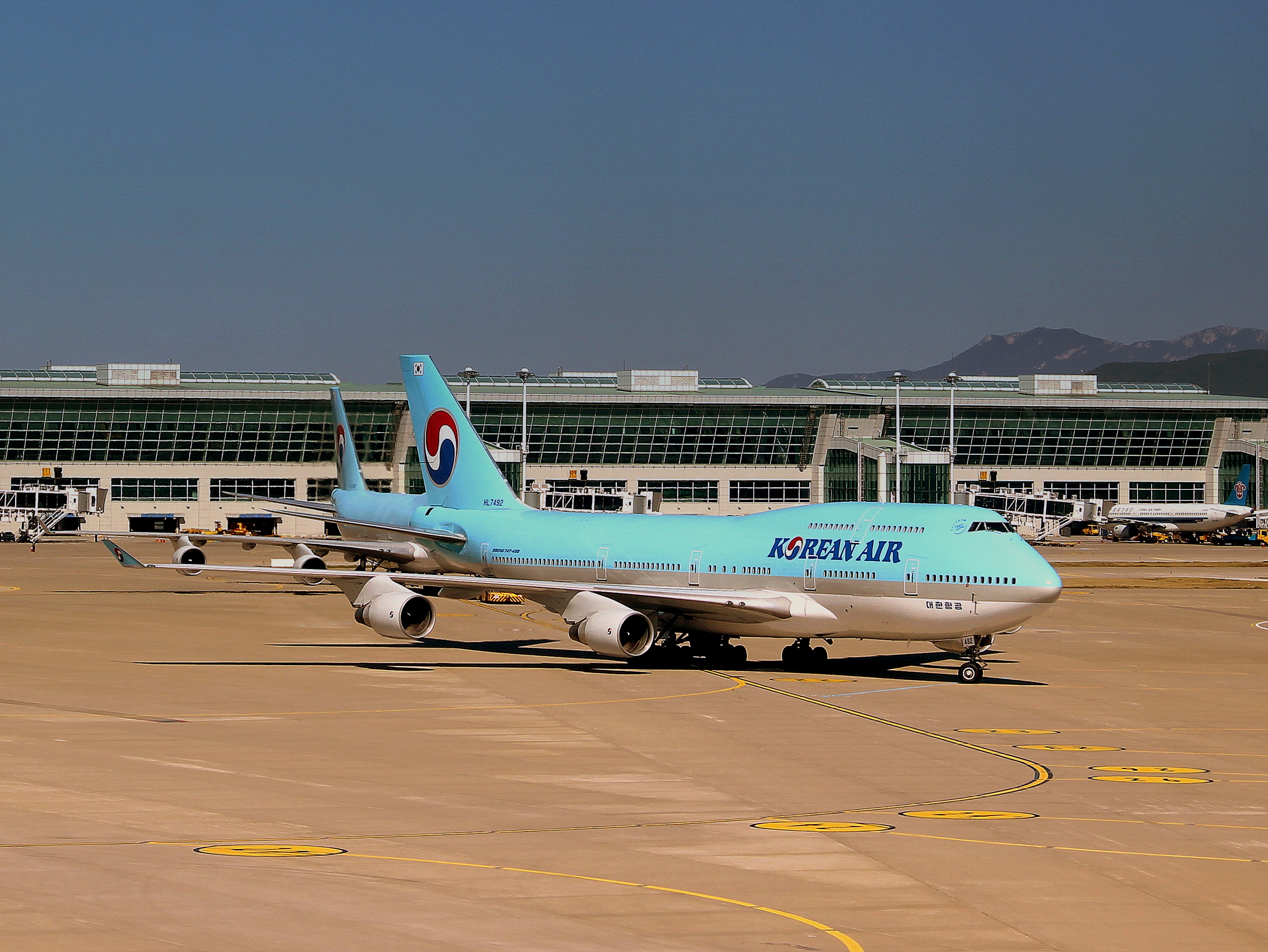 KOREAN AIR BOEING 747-400.S AT SEOUL INCHEON AIRPORT SOUTH KOREA OCT 2012 (8178469970)