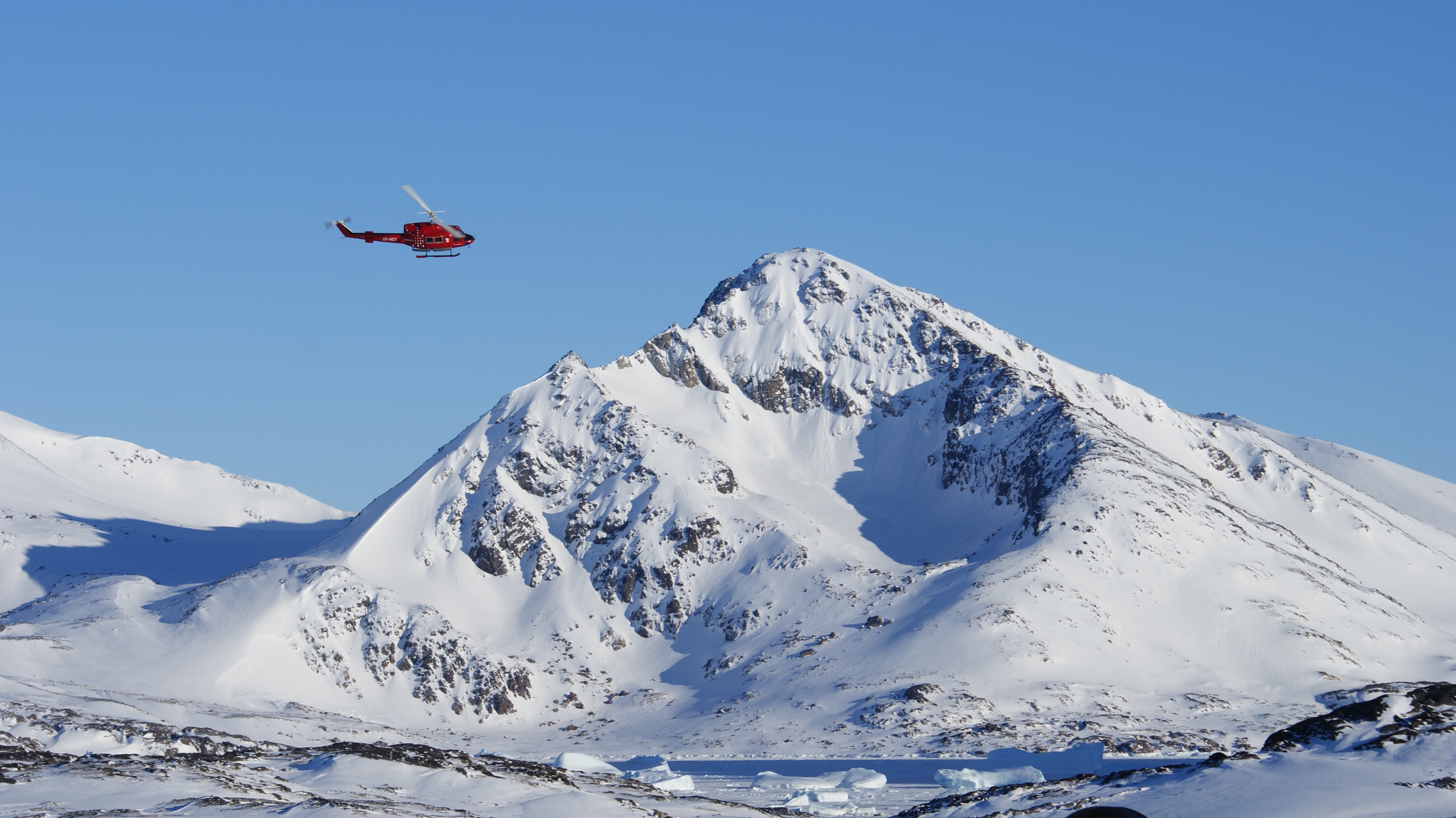 Kulusuk-airport-air-greenland-bell212