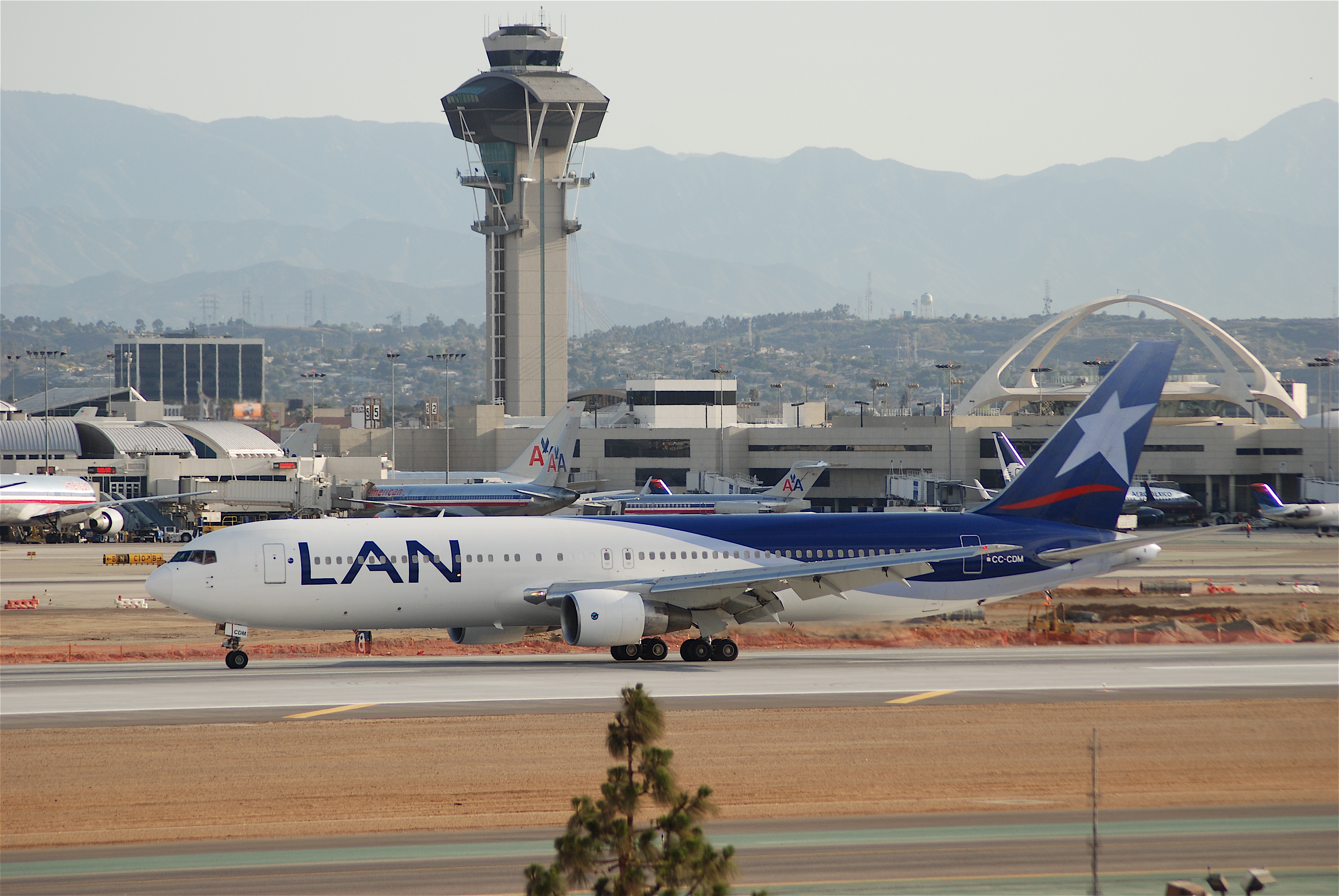 LAN Boeing 767-300; CC-CDM@LAX;18.04.2007 463ch (4270126925)