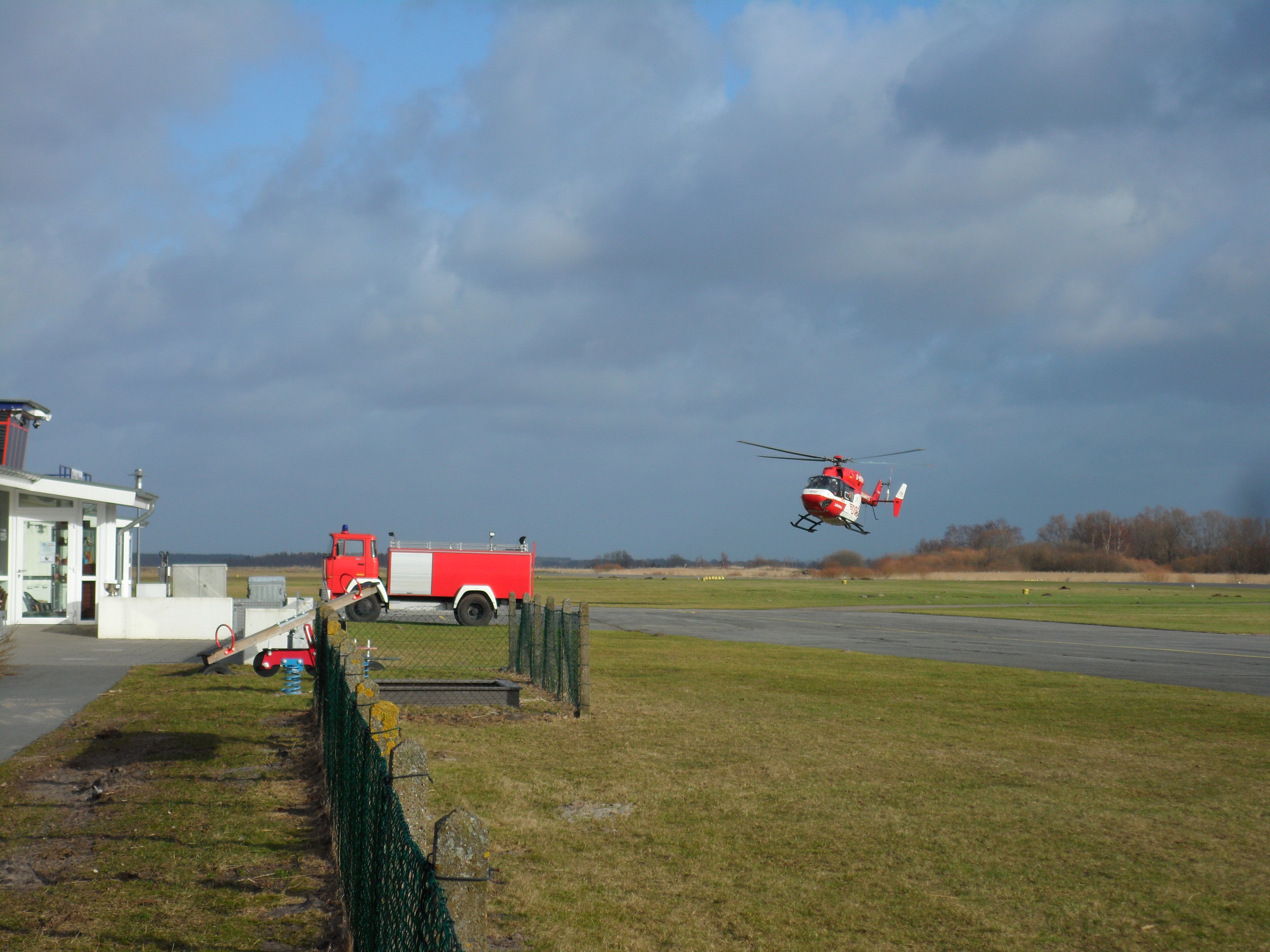 Landung D-HDRH auf dem Flugplatz Rendsburg-Schachtholm