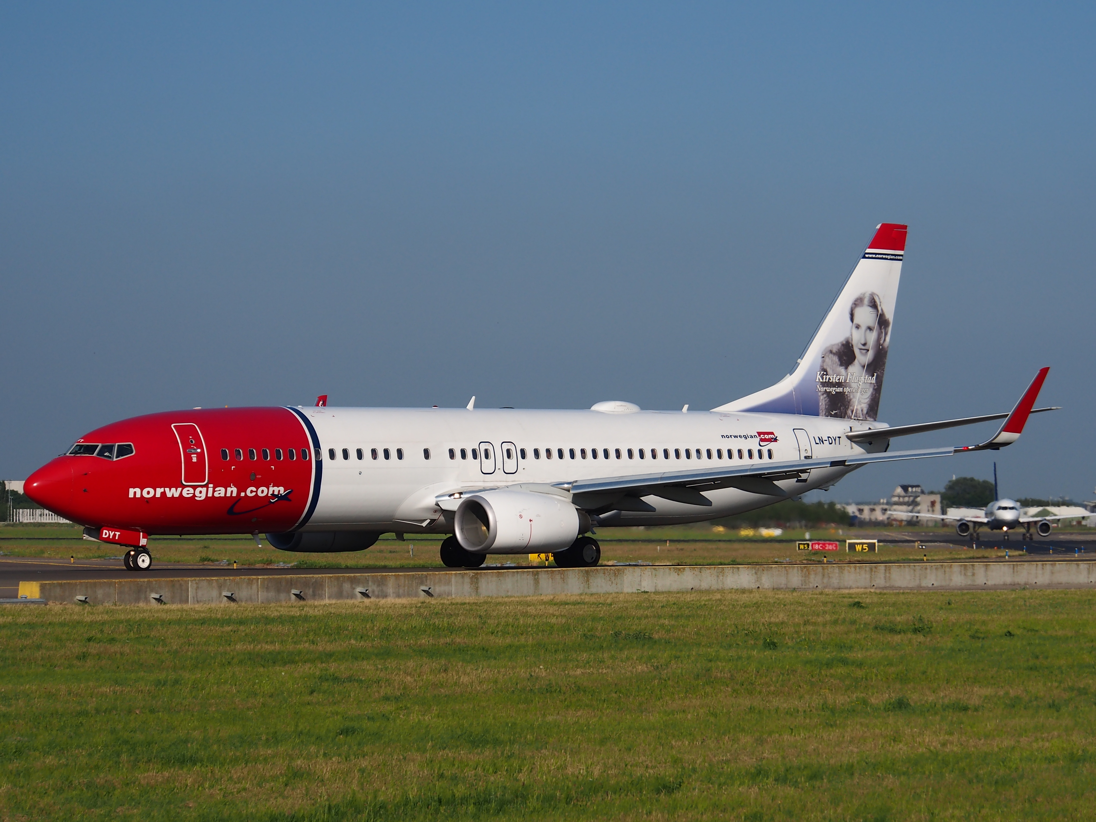 LN-DYT Norwegian Air Shuttle Boeing 737-8JP(WL) - cn 39048 taxiing 15july2013 pic-002