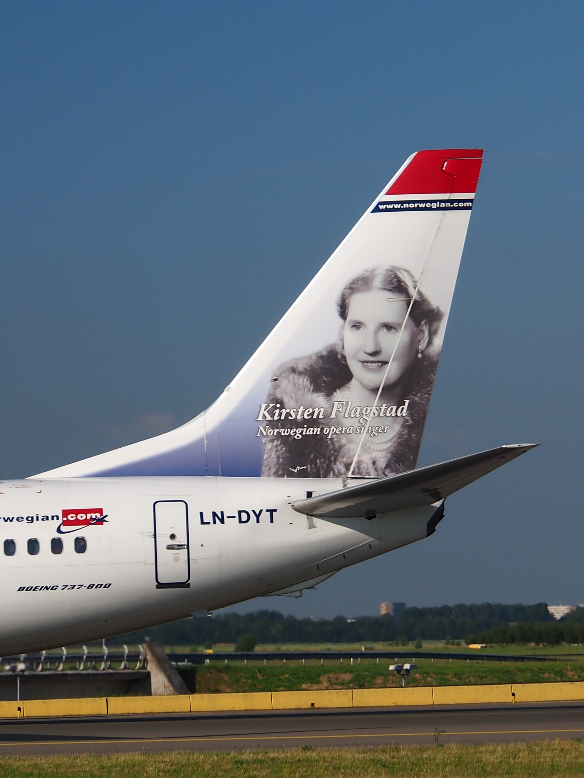 LN-DYT Norwegian Air Shuttle Boeing 737-8JP(WL) - cn 39048 taxiing 15july2013 pic-004