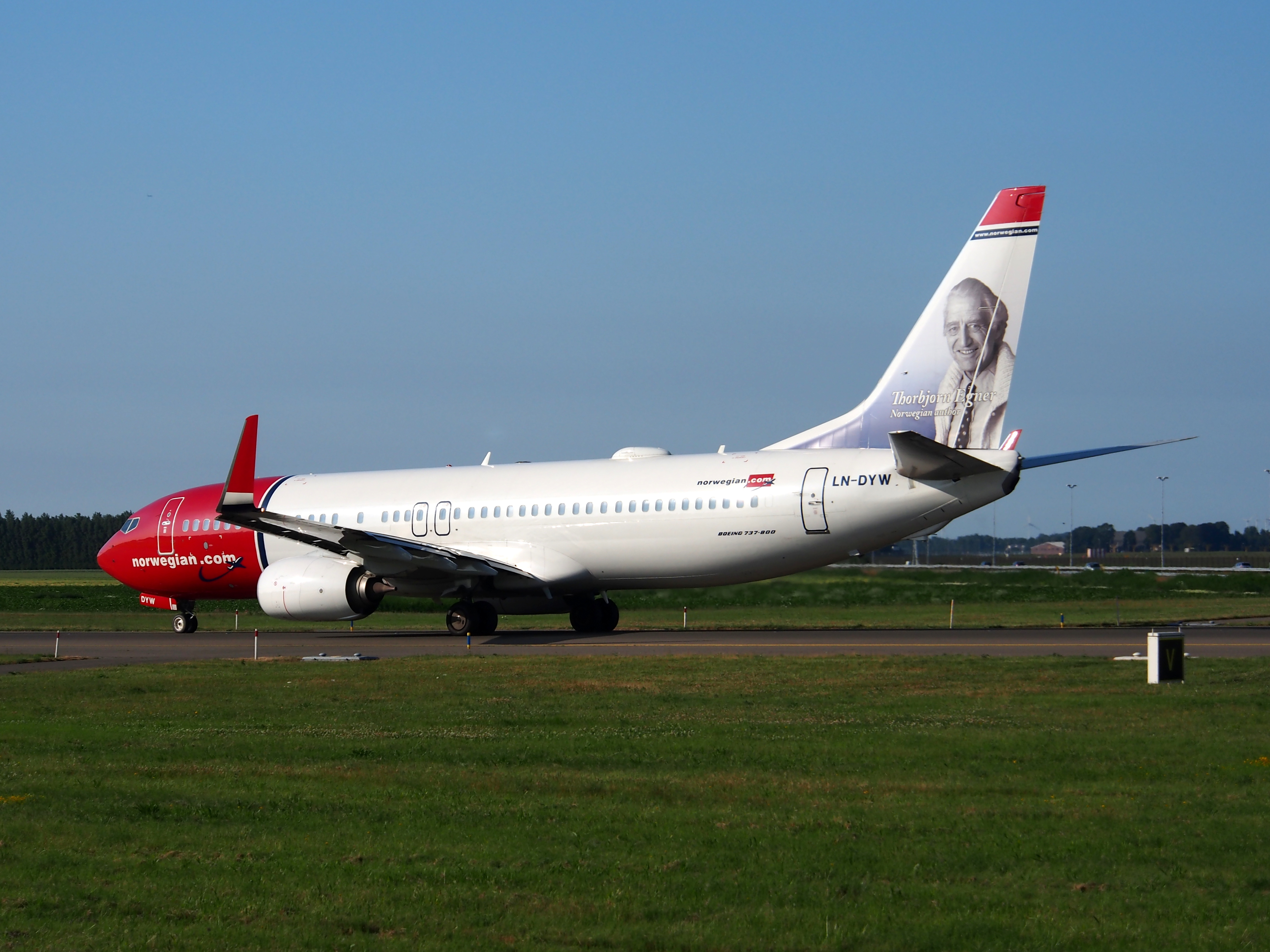 LN-DYW Norwegian Air Shuttle Boeing 737-8JP(WL) - cn 39010 taxiing 18july2013 pic-006