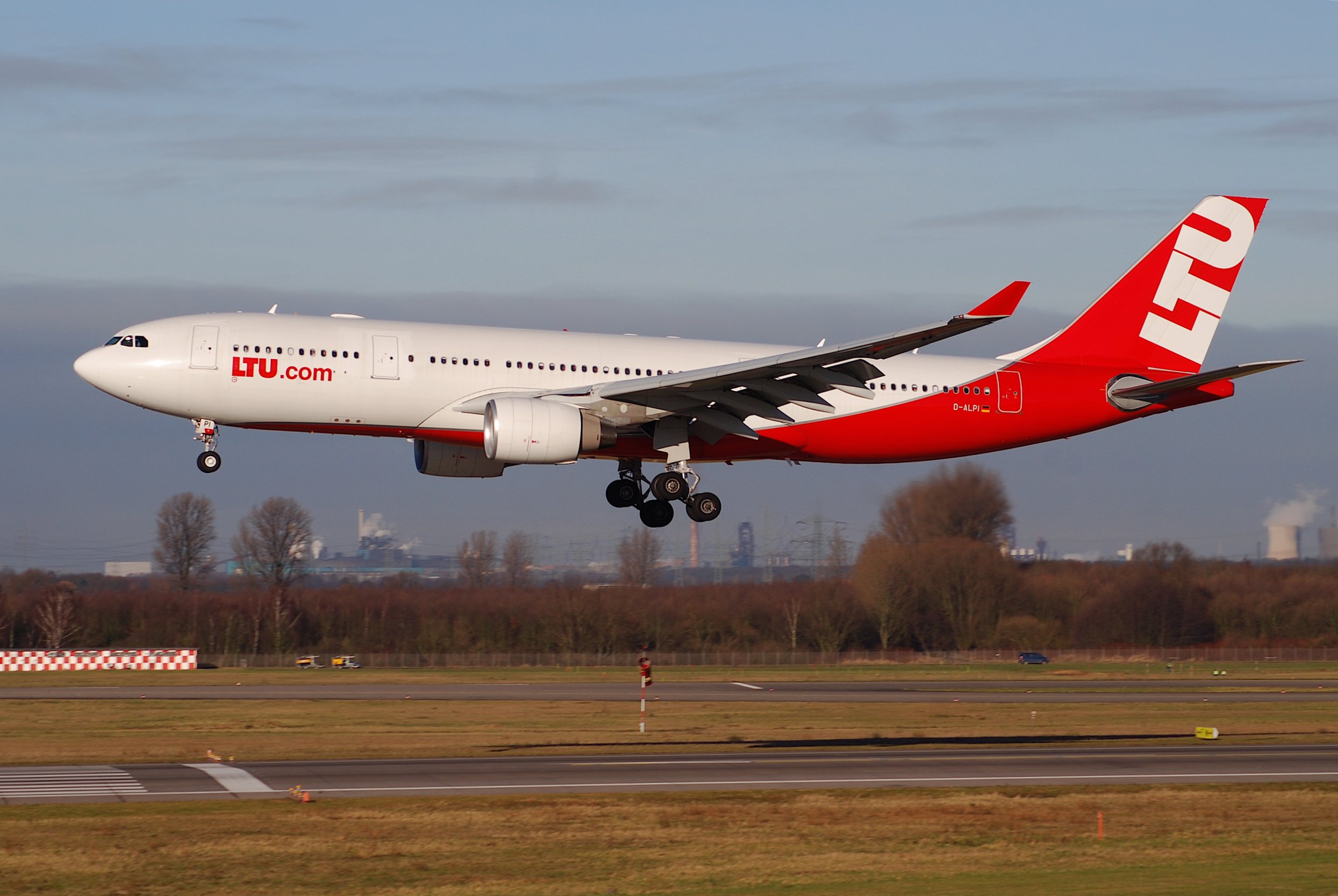 LTU Airbus A330-223; D-ALPI@DUS;13.01.2008 492gh (4307272523)