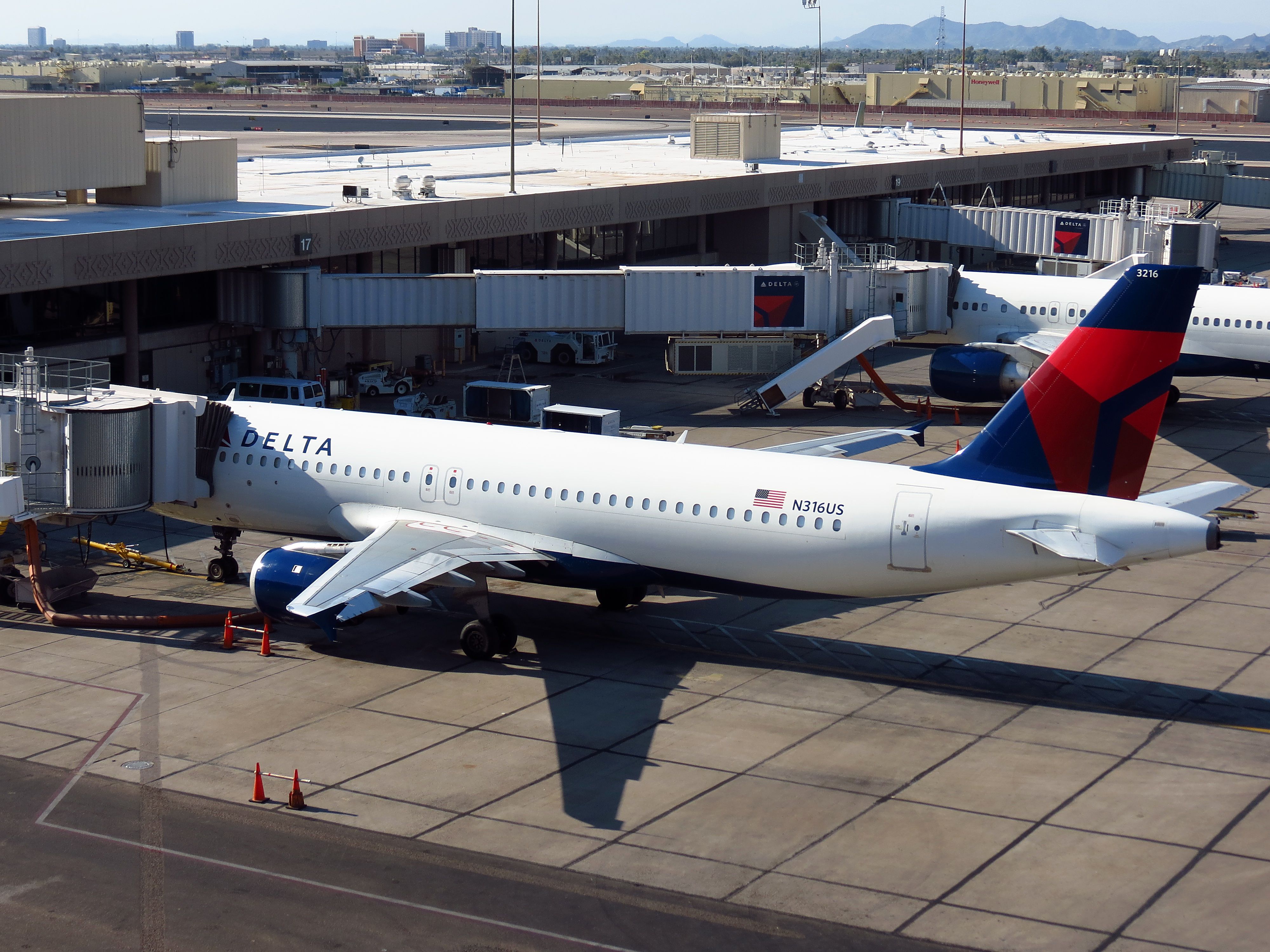 N316US (7896554028)