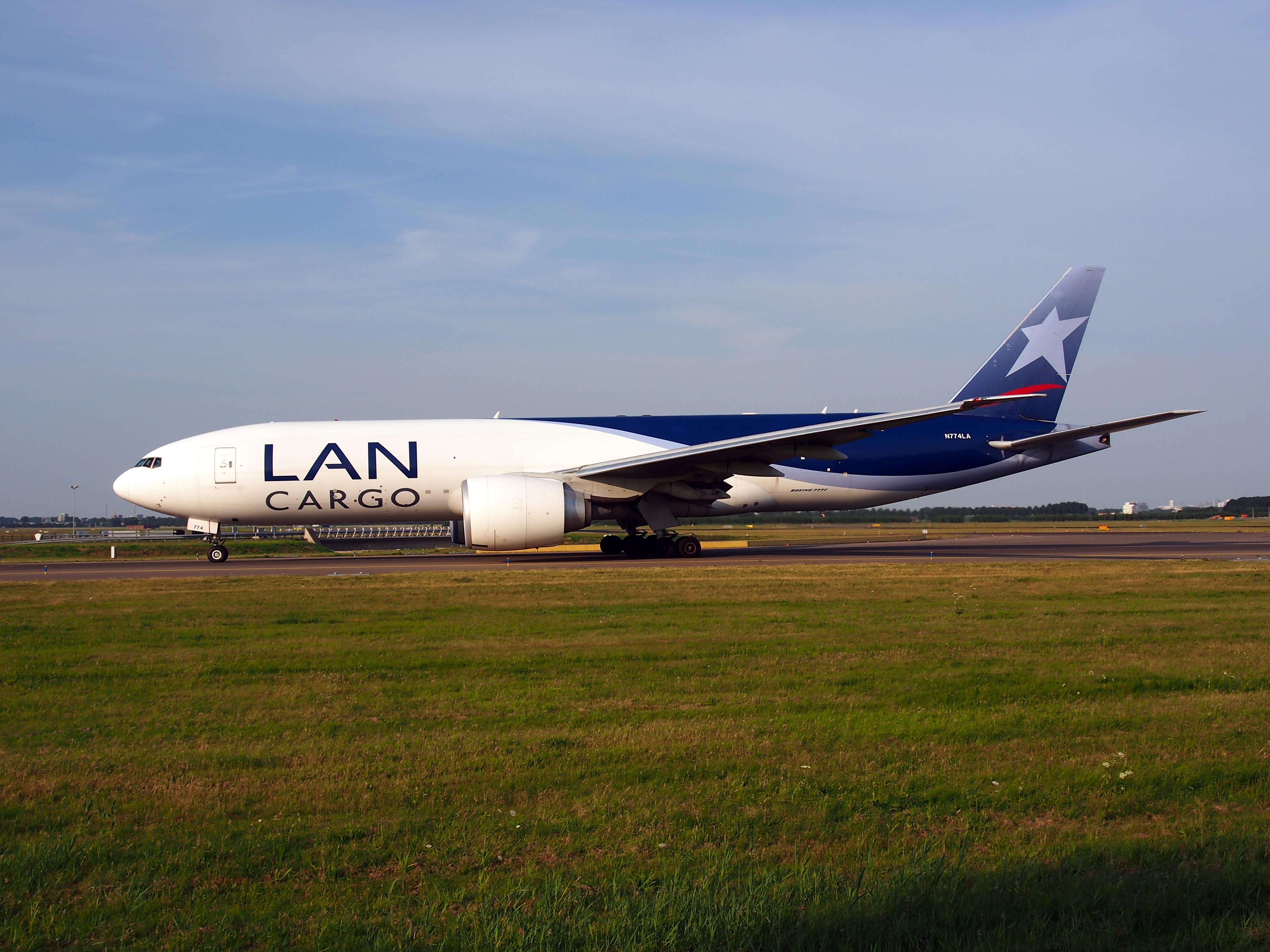 N774LA LAN Cargo Boeing 777-F6N - cn 37710, taxiing 22july2013 pic-008