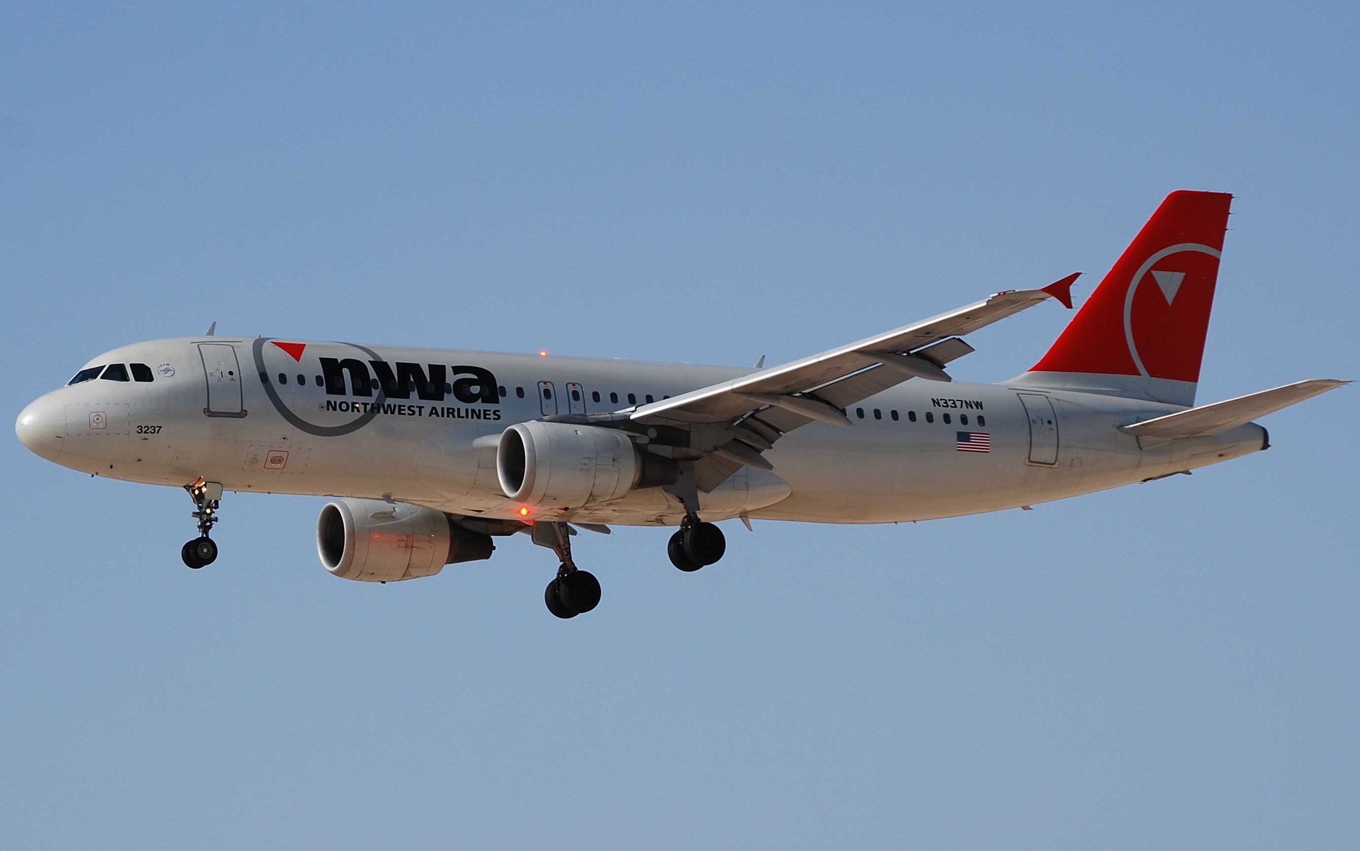 NORTHWEST AIRLINES A320 (2485663786)