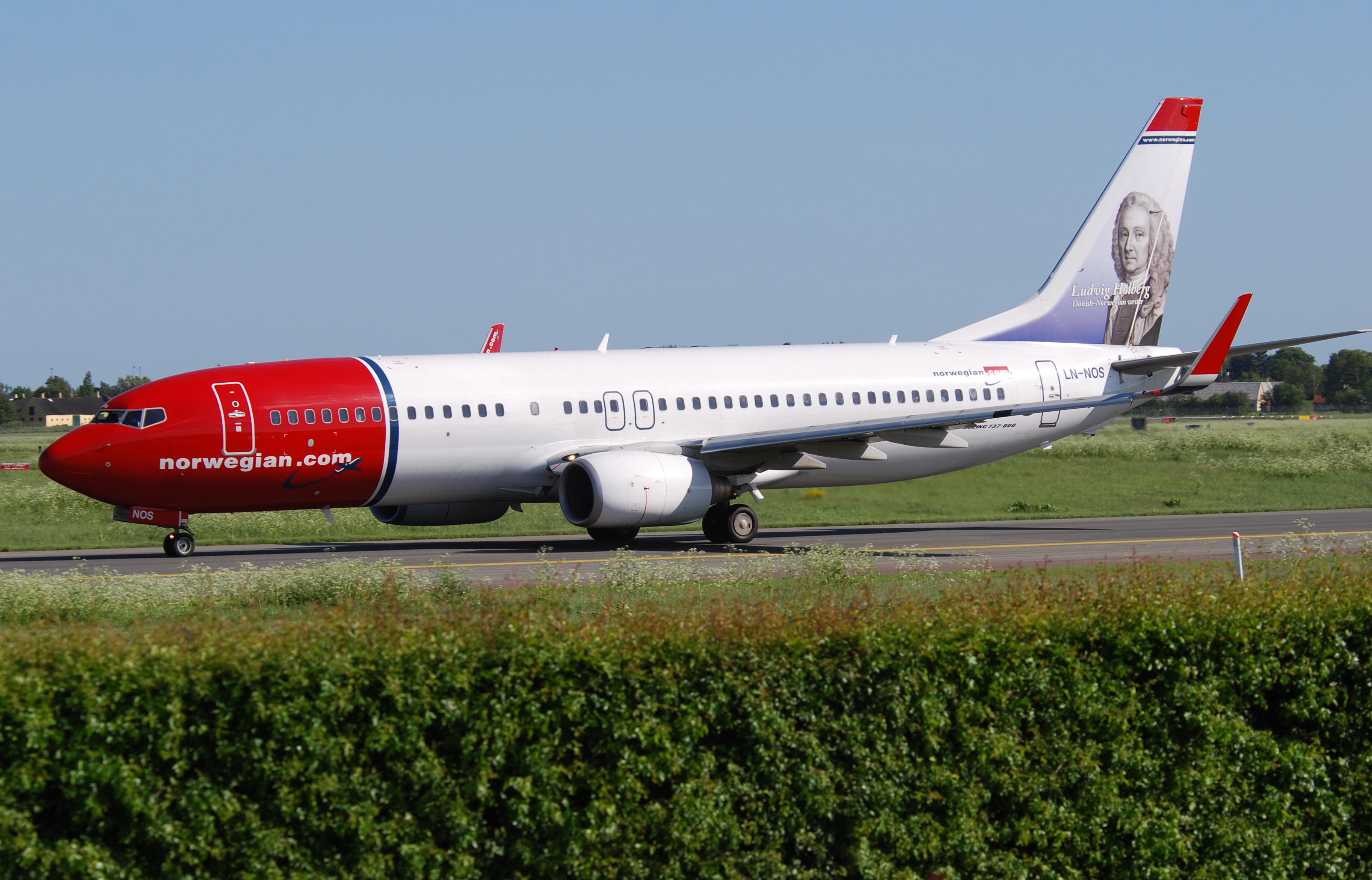 Norwegian Air Shuttle Boeing 737-8BK; LN-NOS@CPH;03.06.2010 574gw (4688543646)