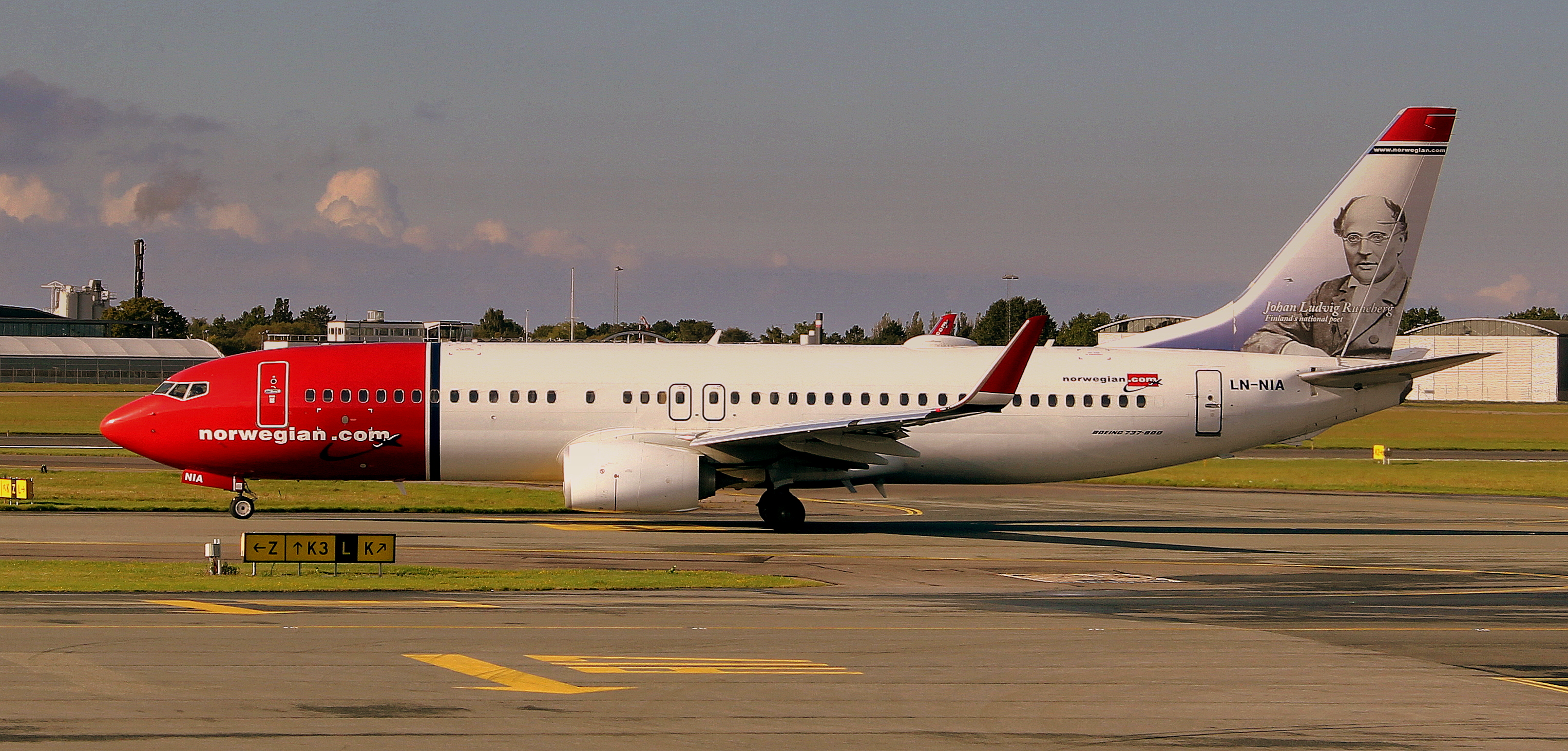 NORWEIGIAN AIRLINES BOEING 737-800 LN-NIA BOEING 737-800 AT COPENHAGEN KASTRUP AIRPORT DENMARK SEP 2013 (9957011366)