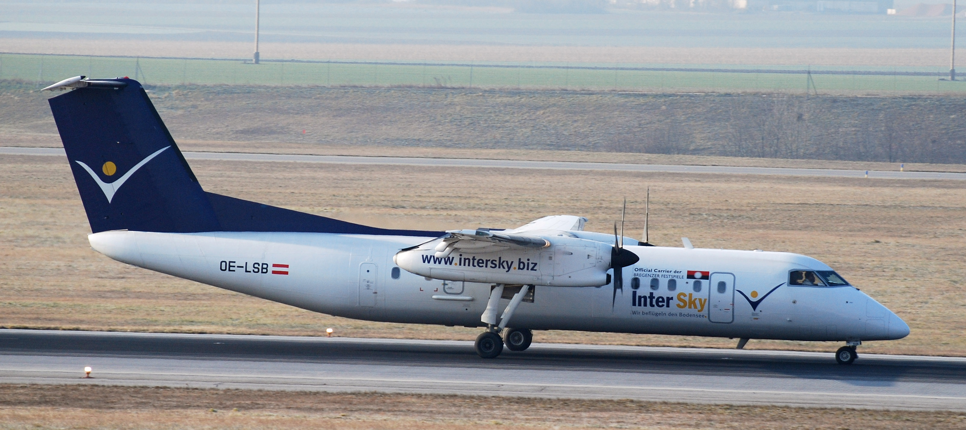 OE-LSB at Wien Schwechat runway 34