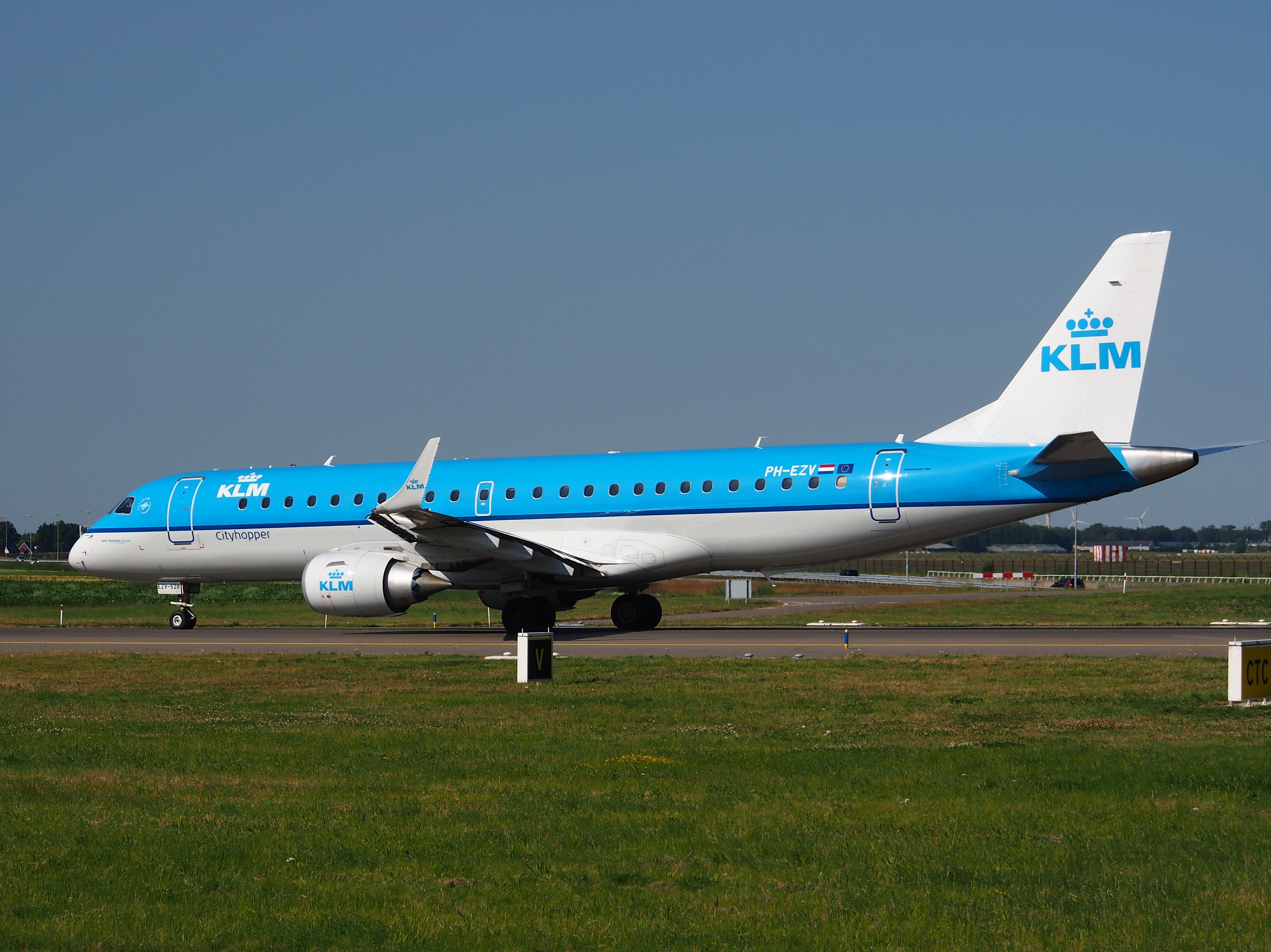 PH-EZV KLM Cityhopper Embraer ERJ-190STD (ERJ-190-100) taxiing 21july2013 pic-005