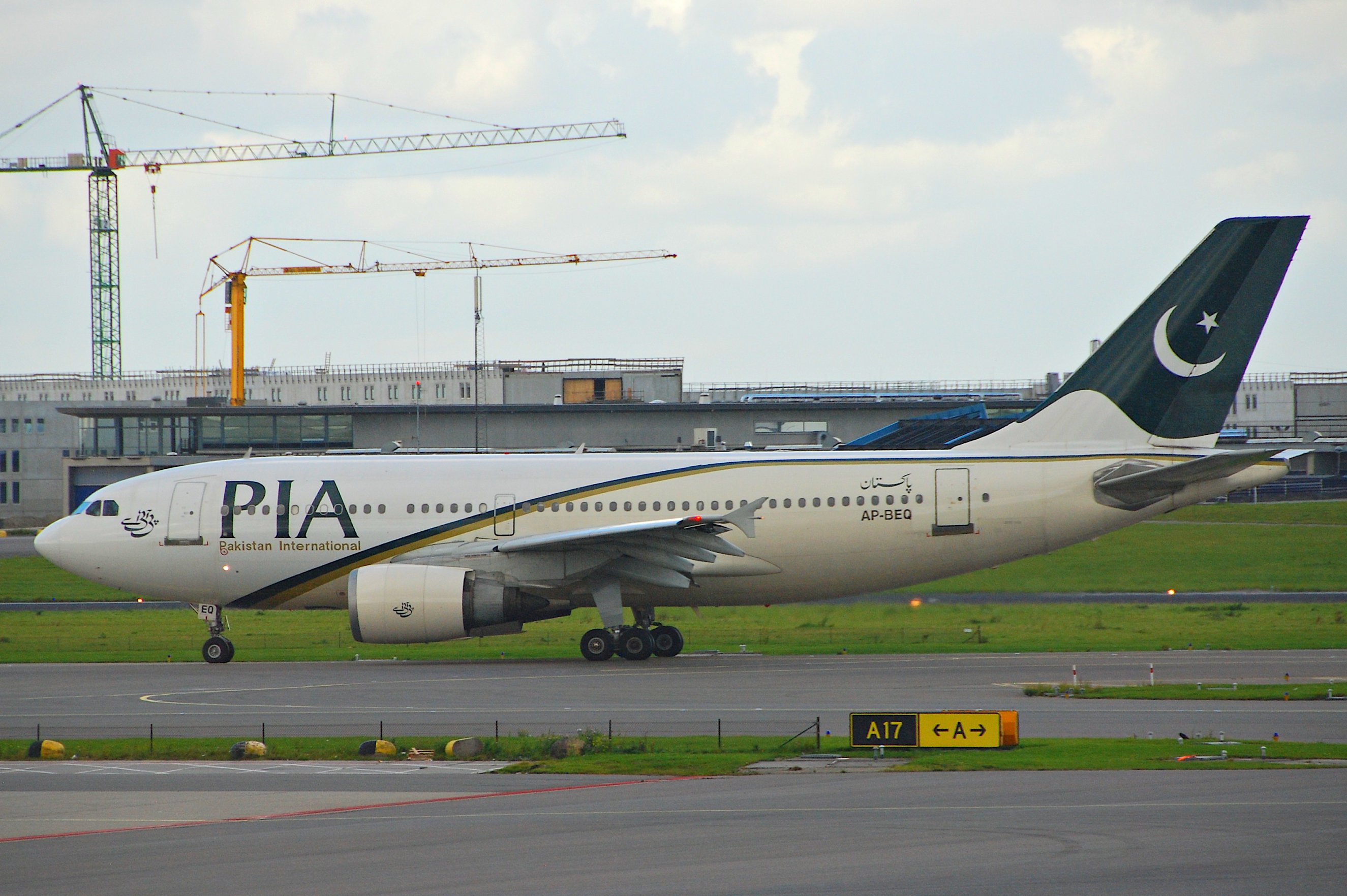 PIA Pakistan International Airlines Airbus A310-308; AP-BEQ@AMS;18.10.2011 627dd (6389477555)