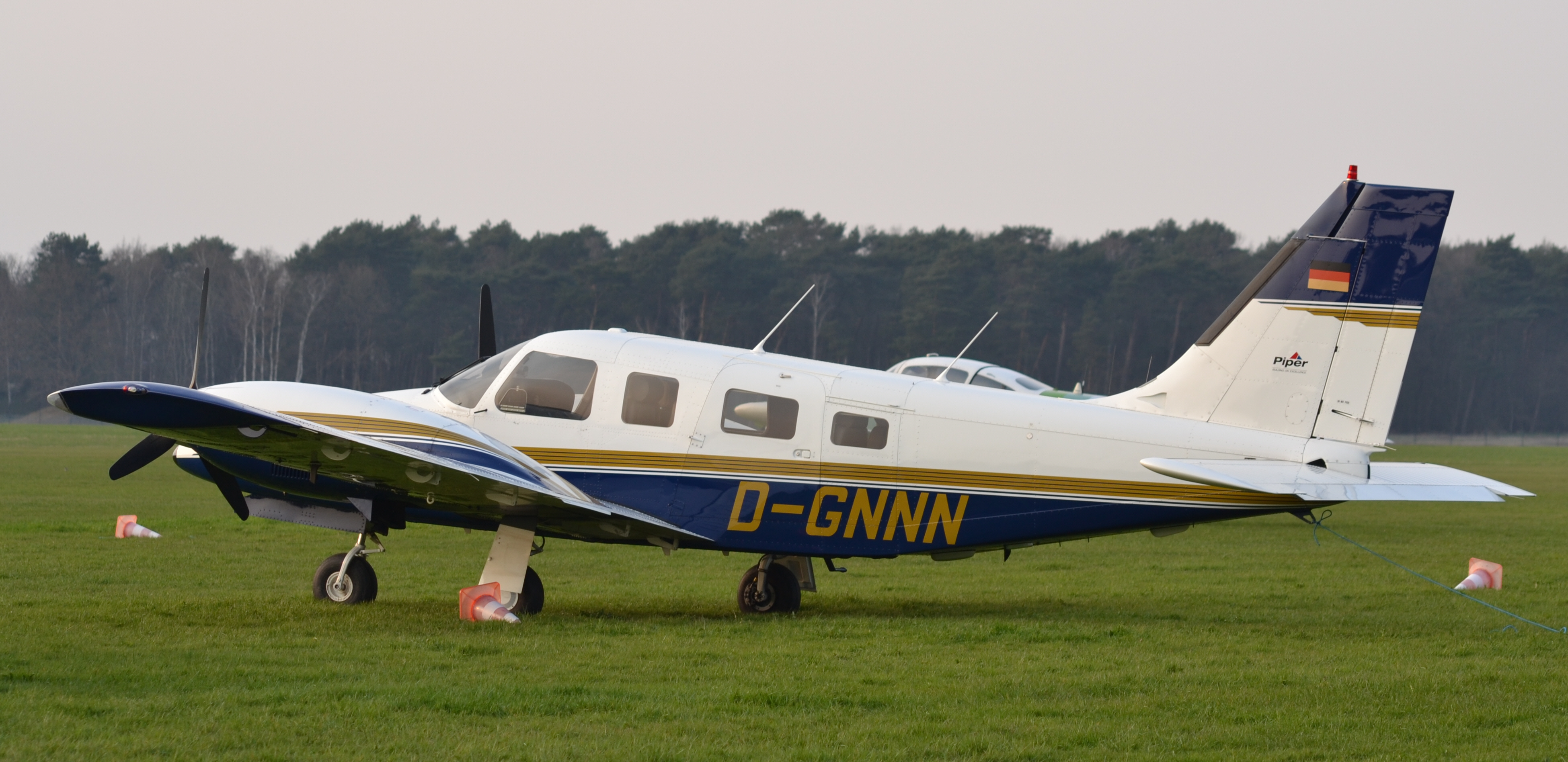 Piper PA-34-220T Seneca IV (D-GNNN) 02
