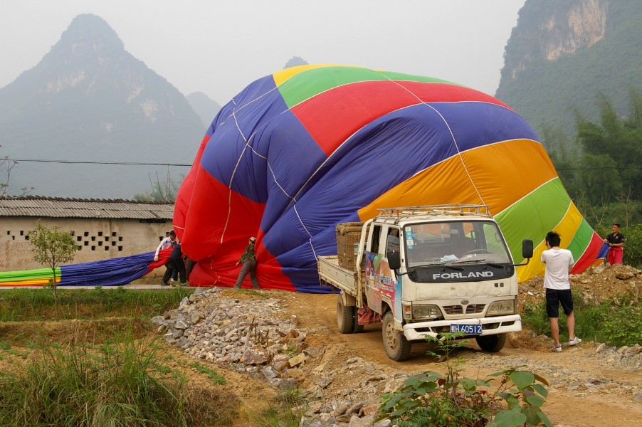 20090502 Collapsing a balloon Yangshuo 5928
