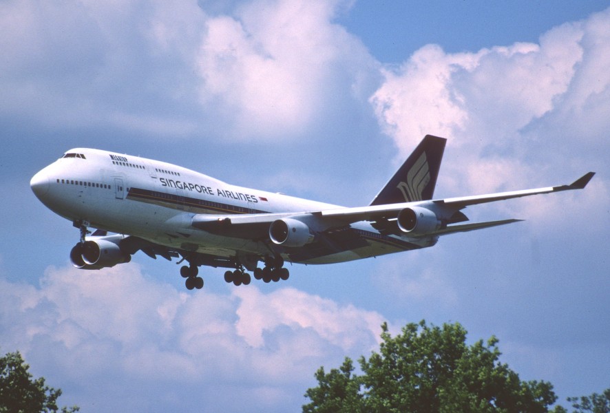 25bf - Singapore Airlines Boeing 747-412; 9V-SMH@ZRH;17.05.1998 (8353074661)