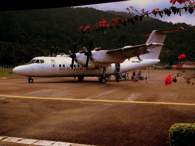 9M-TAH DASH 7 BERJAYA AIR AT TIOMAN ISLAND AIRPORT MALAYSIA OCT 2010 (5117258453)