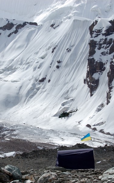 峭壁前的直升机 helicopter & snow cliff (4159472417)