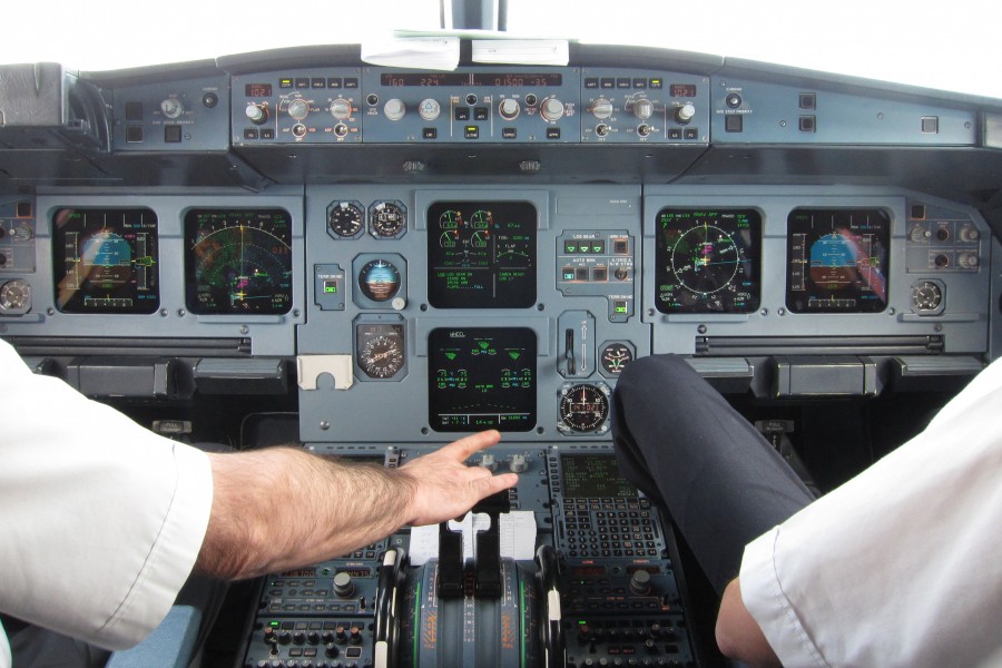 Adjusting thrust during visual approach