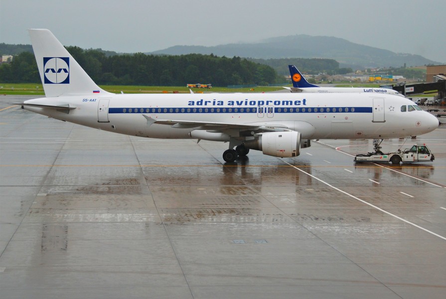 Adria Airways Airbus A320-211; S5-AAT@ZRH;17.07.2011 610ap (6059694532)