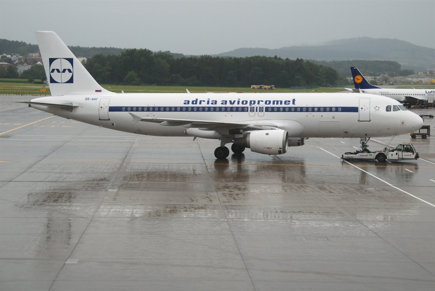 Adria Airways Airbus A320-211; S5-AAT@ZRH;17.07.2011 610aq (6059669254)