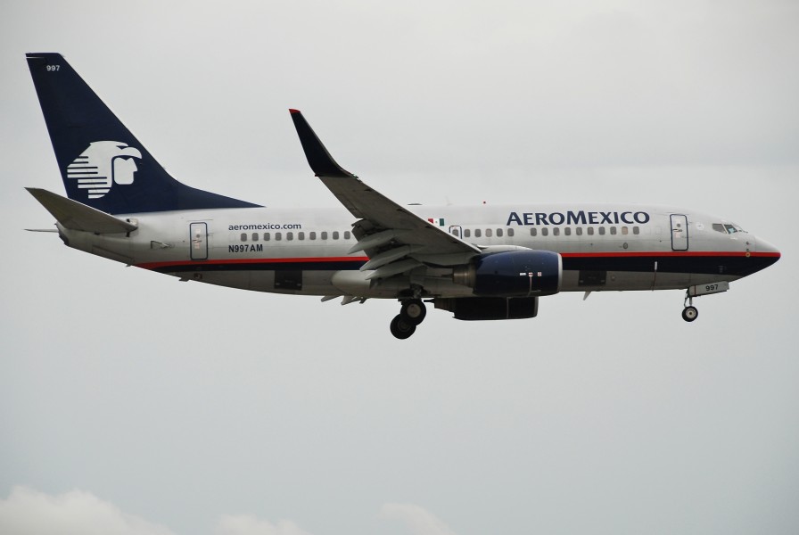 AeroMexico Boeing 737-700; N997AM@MIA;17.10.2011 626oe (6701667059)