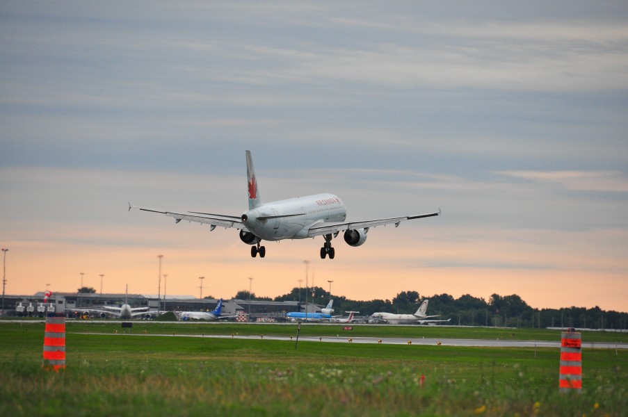 Air Canada Airbus A321-200 C-GIUB Montréal-Pierre Elliott Trudeau International Airport