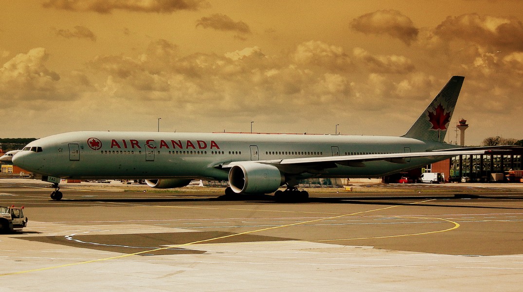 AIR CANADA BOEING 777-300 FRANKFURT AM MAIN GERMANY JUNE 2012 (7465661842)