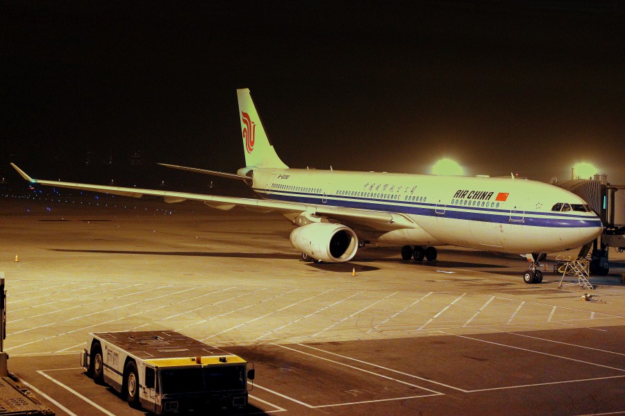 AIR CHINA FLIGHT CA851 BEIJING CAPITAL CHINA TO LONDON GATWICK B6132 OCT 2012 (8176138602)