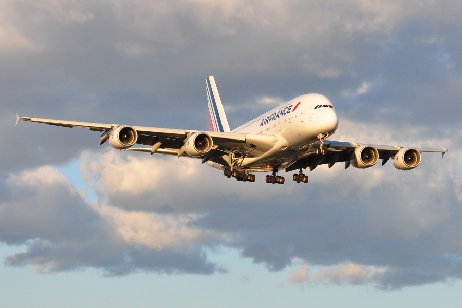 Air France Airbus A380 F-HPJB @YUL (5061369236) (2)