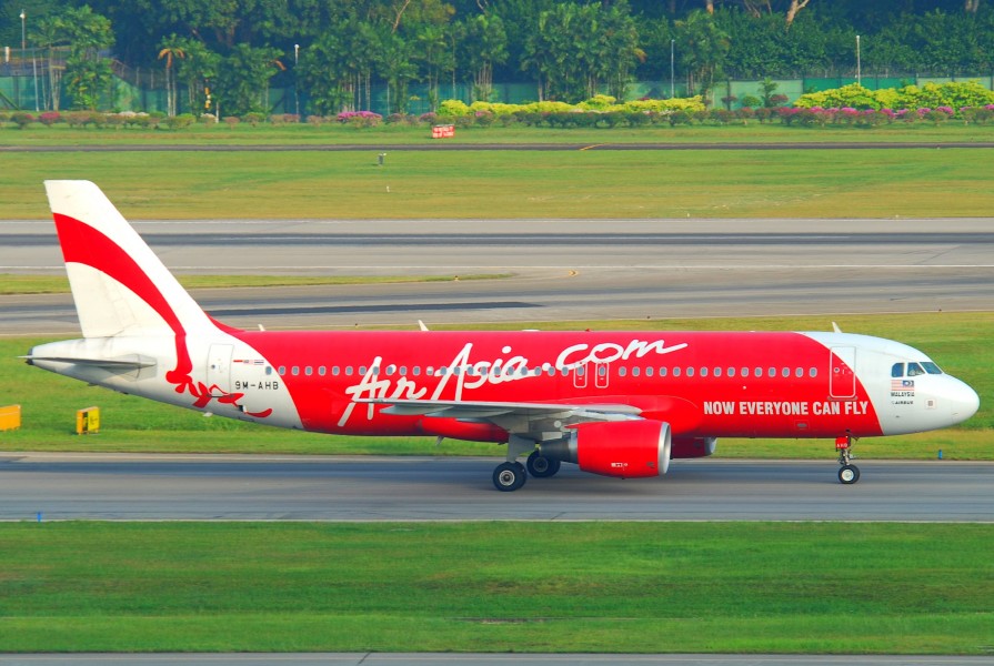 AirAsia Airbus A320-216; 9M-AHB@SIN;07.08.2011 617cm (6068869277)